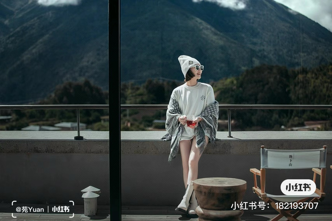 Dior的经典老花的配色用到太多的产品上面了,不管是包包,鞋子和手袋,都是自成一派的风格。这款海军蓝色羊