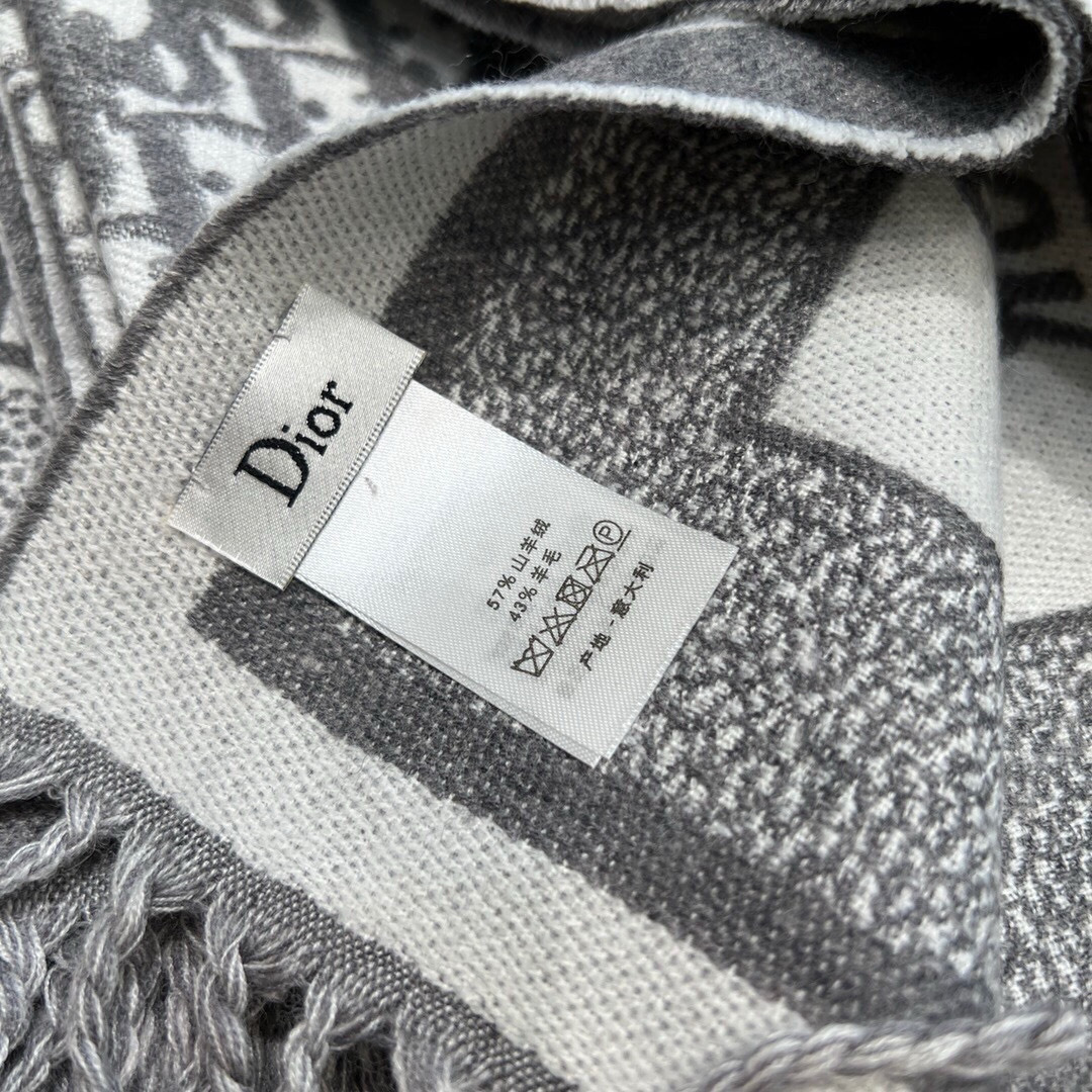 Dior的经典老花的配色用到太多的产品上面了,不管是包包,鞋子和手袋,都是自成一派的风格。这款海军蓝色羊