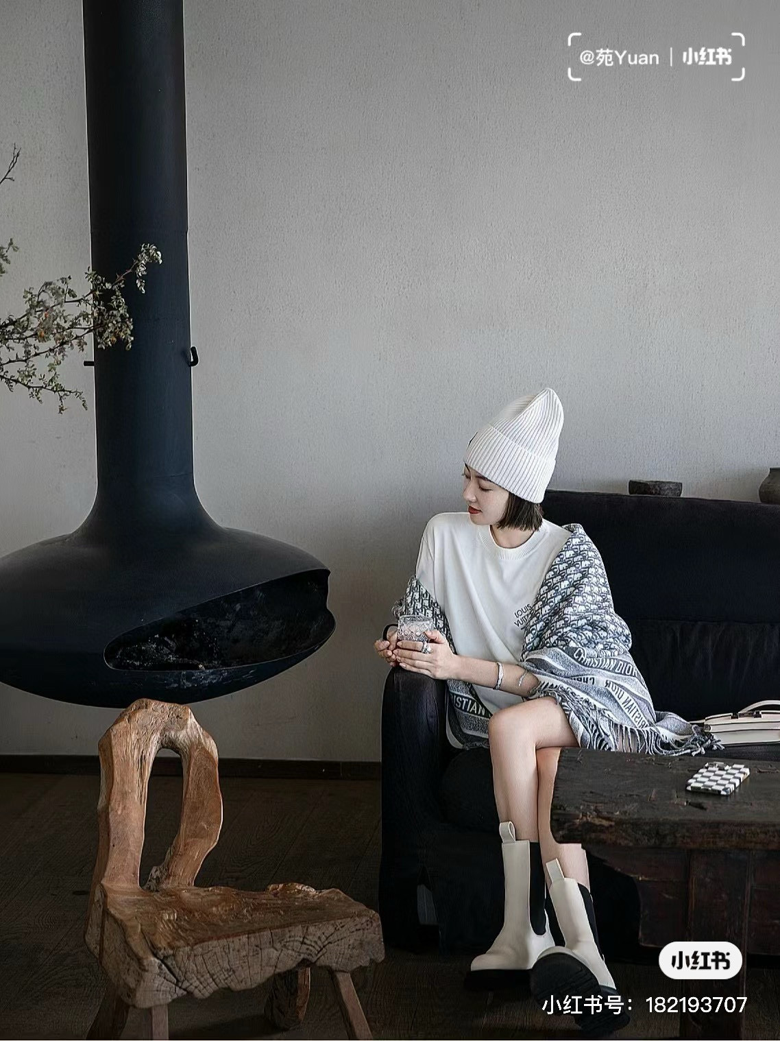 Dior的经典老花的配色用到太多的产品上面了,不管是包包,鞋子和手袋,都是自成一派的风格。这款海军蓝色羊