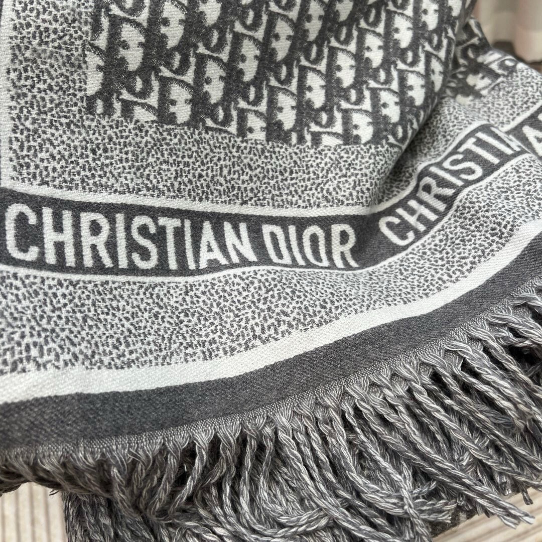 Dior的经典老花的配色用到太多的产品上面了,不管是包包,鞋子和手袋,都是自成一派的风格。这款海军蓝色羊