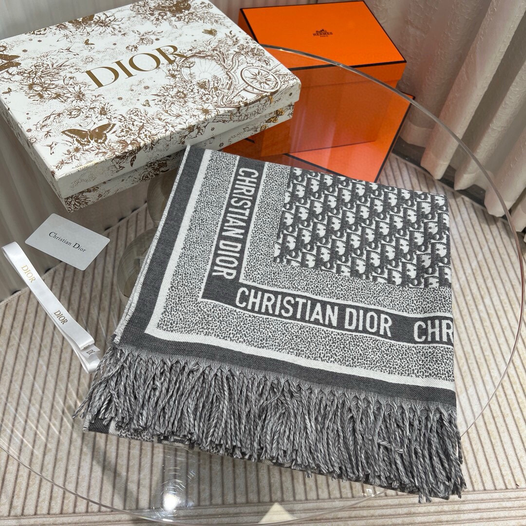 Dior的经典老花的配色用到太多的产品上面了,不管是包包,鞋子和手袋,都是自成一派的风格。这款海军蓝色羊