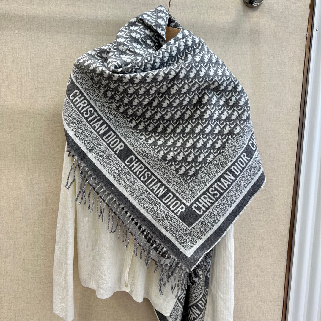 Dior的经典老花的配色用到太多的产品上面了,不管是包包,鞋子和手袋,都是自成一派的风格。这款海军蓝色羊