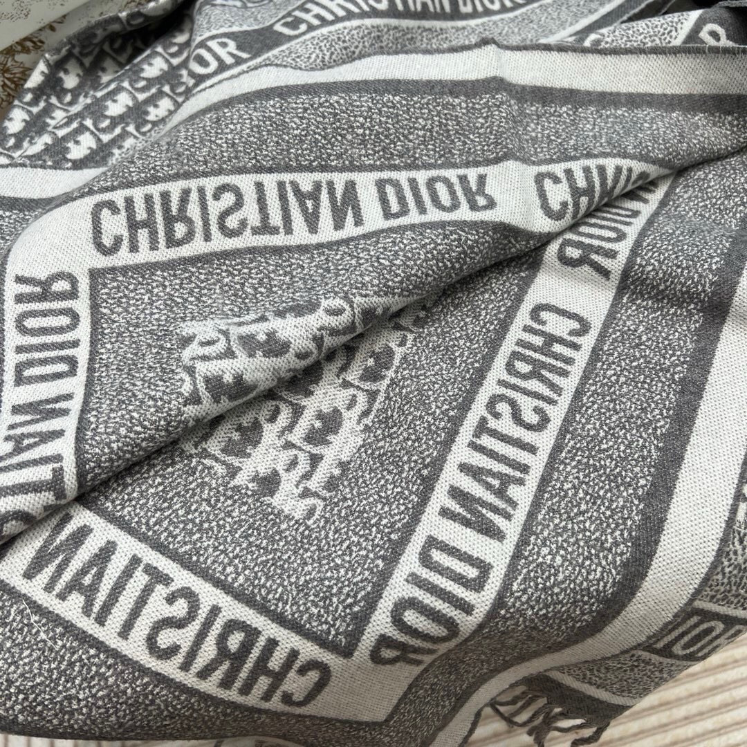 Dior的经典老花的配色用到太多的产品上面了,不管是包包,鞋子和手袋,都是自成一派的风格。这款海军蓝色羊