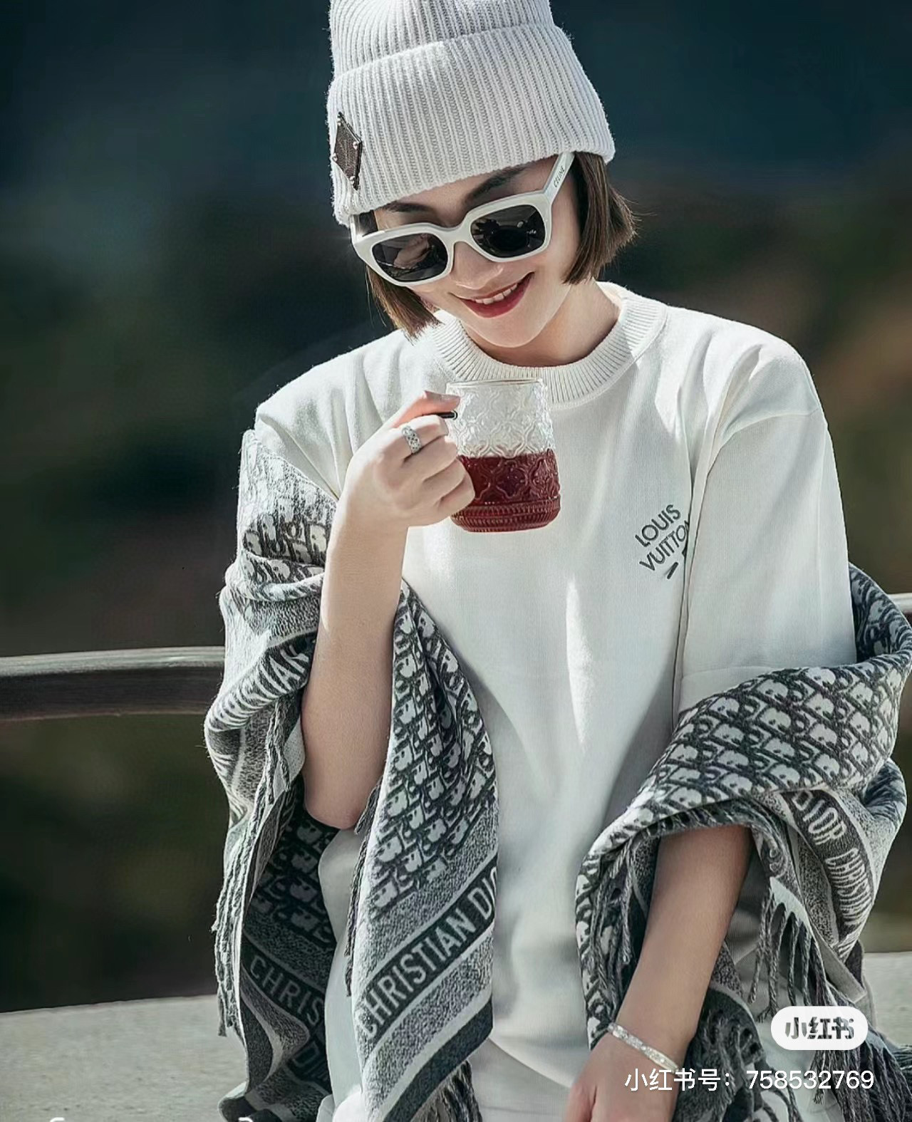 Dior的经典老花的配色用到太多的产品上面了,不管是包包,鞋子和手袋,都是自成一派的风格。这款海军蓝色羊