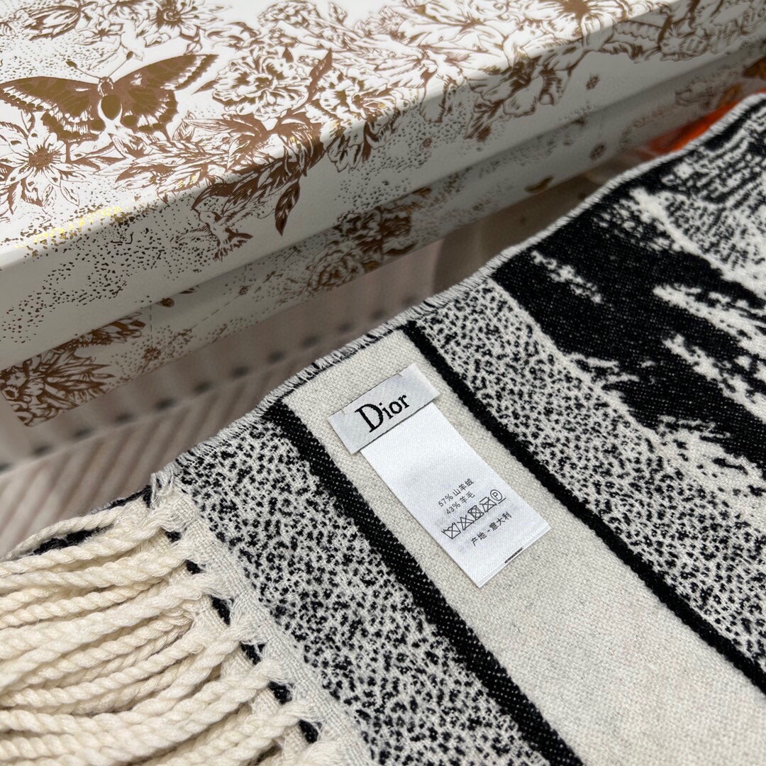 Dior CD大披肩 CD环球旅行系列 Dior最新元素大披肩 盖毯 毛毯 现在 的还比较少