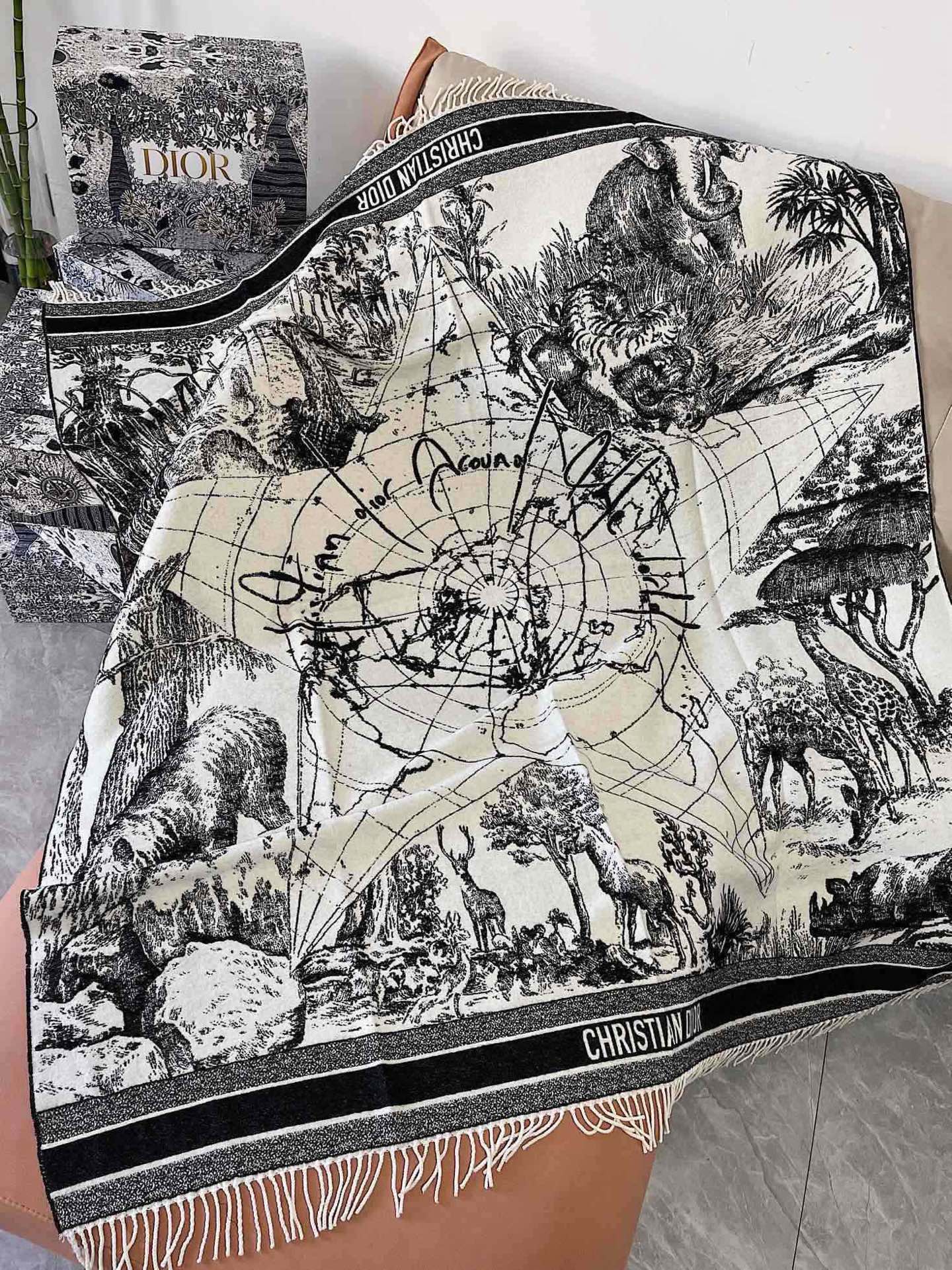 Dior CD大披肩 CD环球旅行系列 Dior最新元素大披肩 盖毯 毛毯 现在 的还比较少