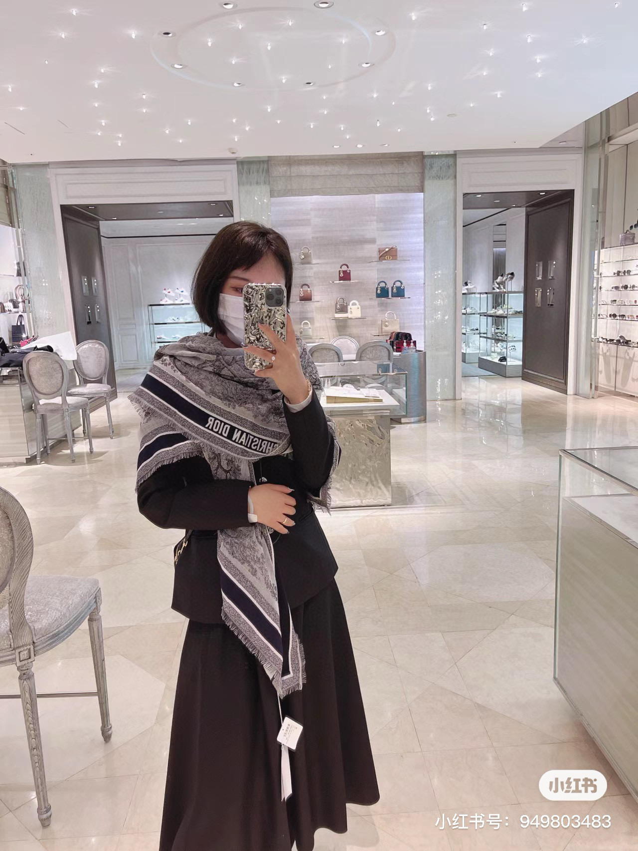 Dior 疯掉了简直 巨 喜欢Dior这种随性不刻意凹造型的轻快 感 小小的尺寸让搭配更显氛围美 这种就是一围就美