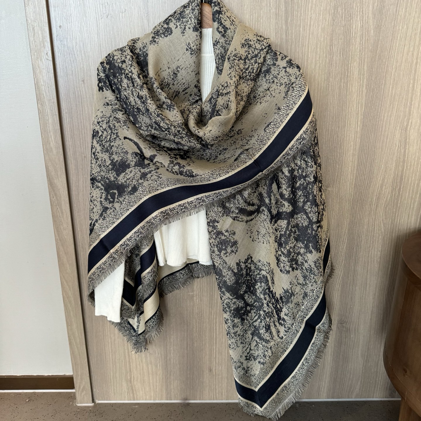 好看疯掉了简直，巨时髦！！！超级喜欢Dior这种随性不刻意凹造型的轻快时髦感，小小的尺寸让搭配更显氛围美