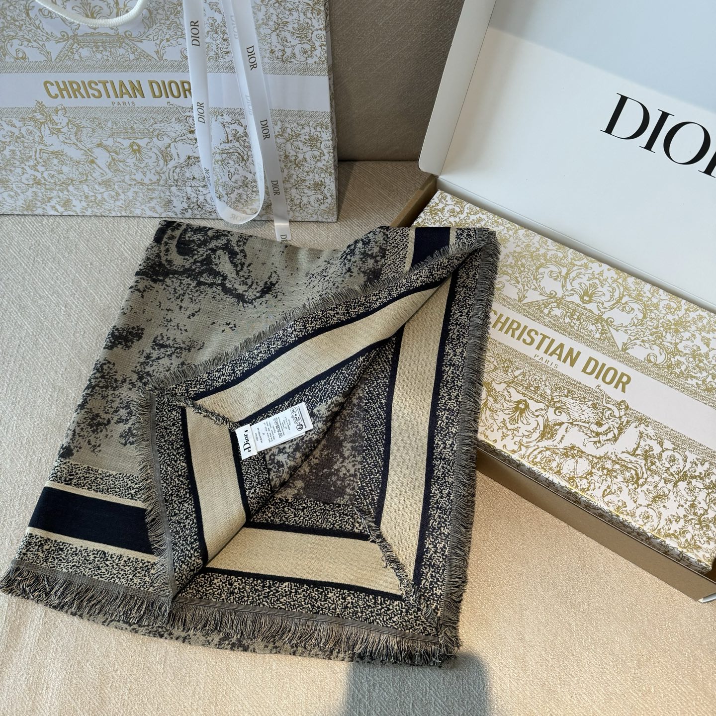 好看疯掉了简直，巨时髦！！！超级喜欢Dior这种随性不刻意凹造型的轻快时髦感，小小的尺寸让搭配更显氛围美