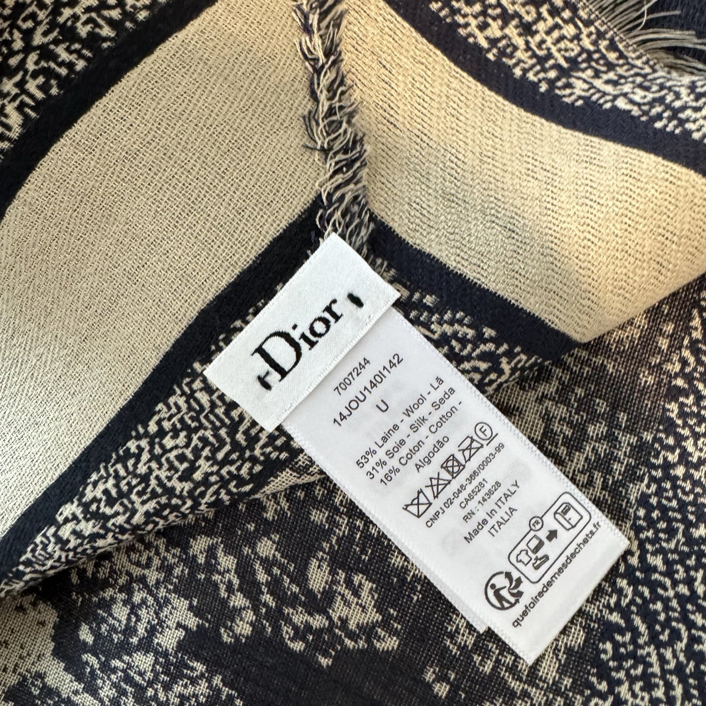 好看疯掉了简直，巨时髦！！！超级喜欢Dior这种随性不刻意凹造型的轻快时髦感，小小的尺寸让搭配更显氛围美