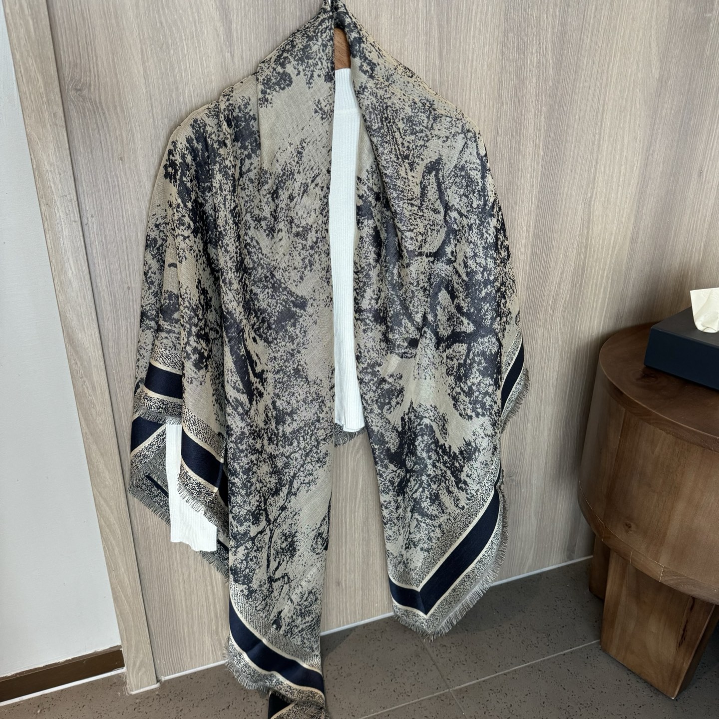 好看疯掉了简直，巨时髦！！！超级喜欢Dior这种随性不刻意凹造型的轻快时髦感，小小的尺寸让搭配更显氛围美