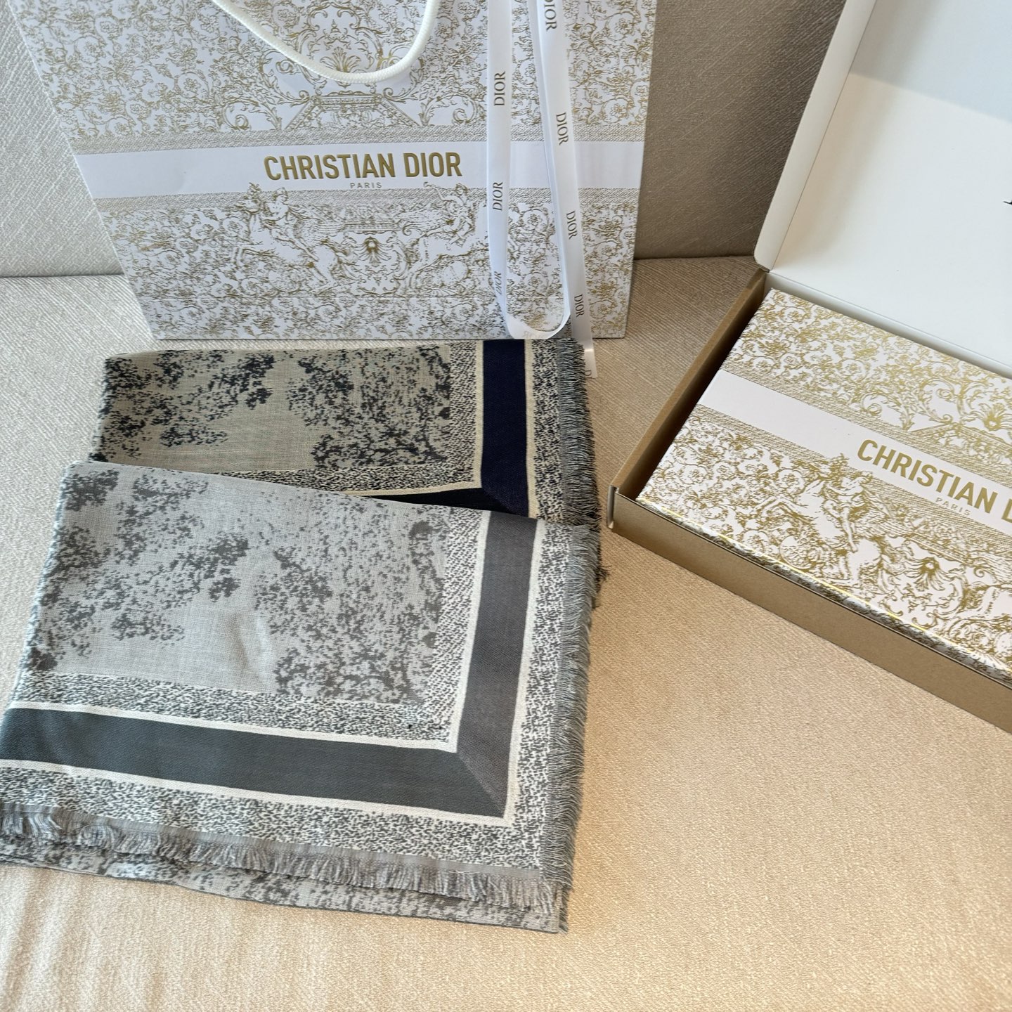 好看疯掉了简直，巨时髦！！！超级喜欢Dior这种随性不刻意凹造型的轻快时髦感，小小的尺寸让搭配更显氛围美