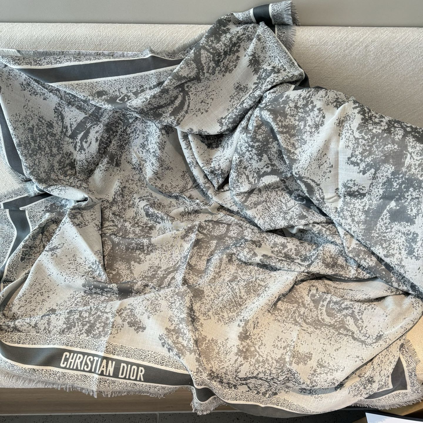 好看疯掉了简直，巨时髦！！！超级喜欢Dior这种随性不刻意凹造型的轻快时髦感，小小的尺寸让搭配更显氛围美