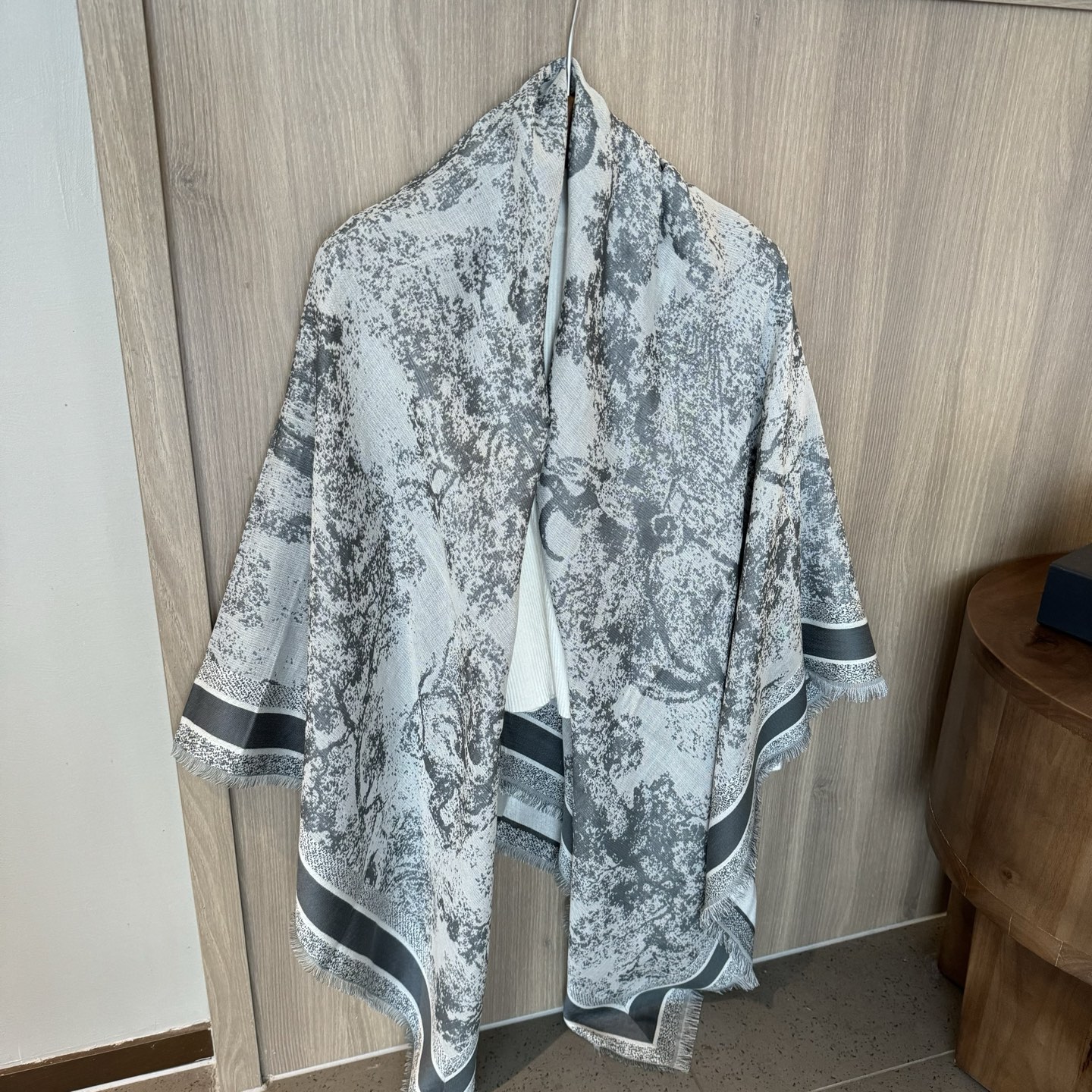 好看疯掉了简直，巨时髦！！！超级喜欢Dior这种随性不刻意凹造型的轻快时髦感，小小的尺寸让搭配更显氛围美