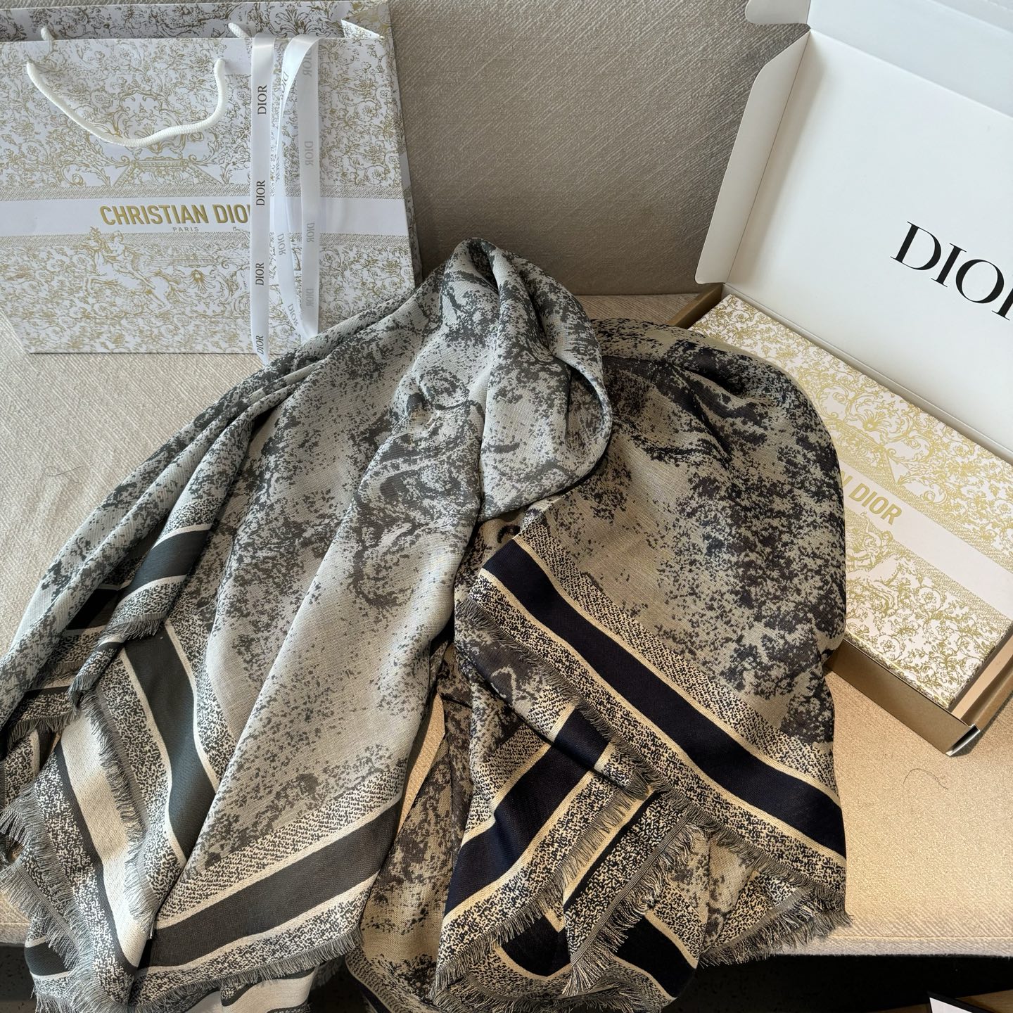 好看疯掉了简直，巨时髦！！！超级喜欢Dior这种随性不刻意凹造型的轻快时髦感，小小的尺寸让搭配更显氛围美