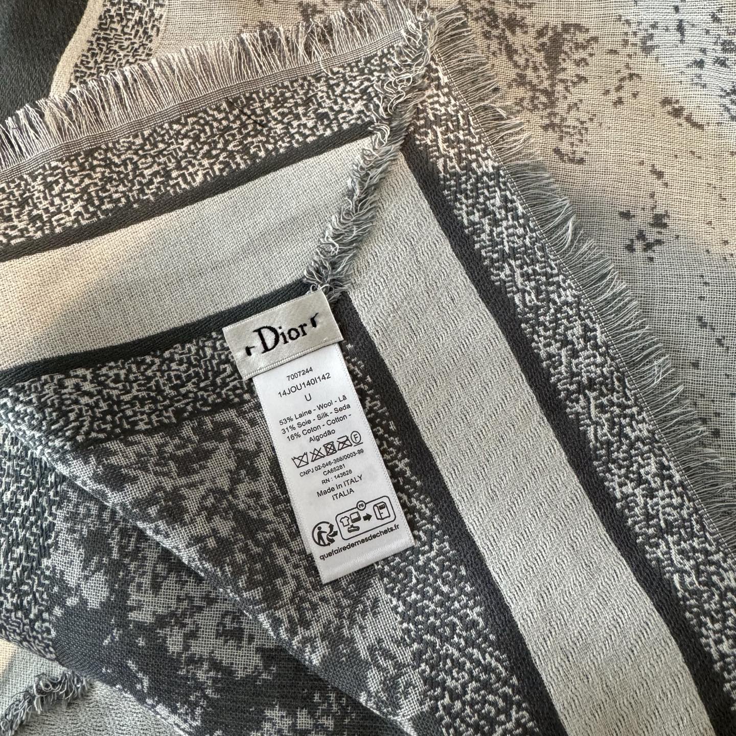 好看疯掉了简直，巨时髦！！！超级喜欢Dior这种随性不刻意凹造型的轻快时髦感，小小的尺寸让搭配更显氛围美