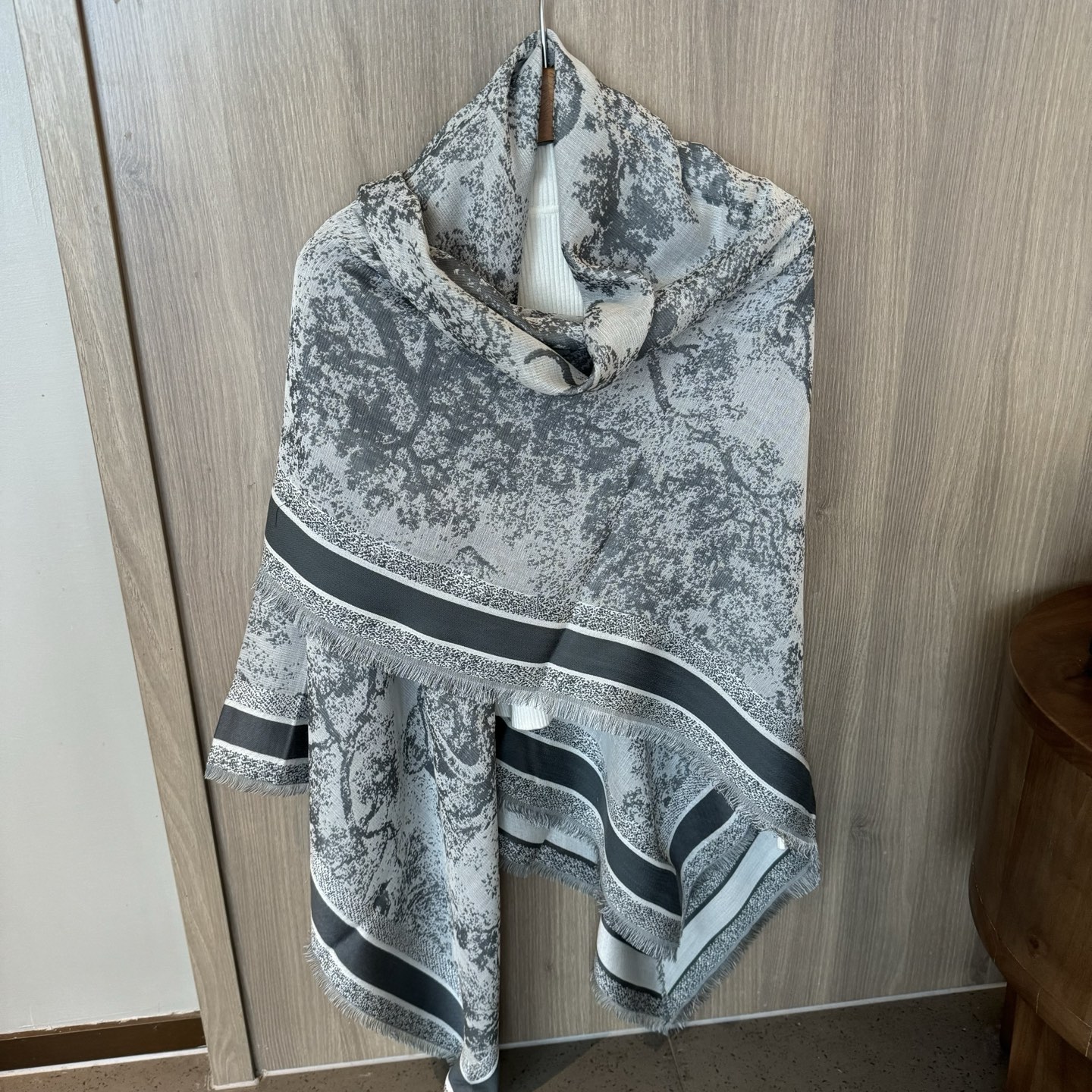 好看疯掉了简直，巨时髦！！！超级喜欢Dior这种随性不刻意凹造型的轻快时髦感，小小的尺寸让搭配更显氛围美