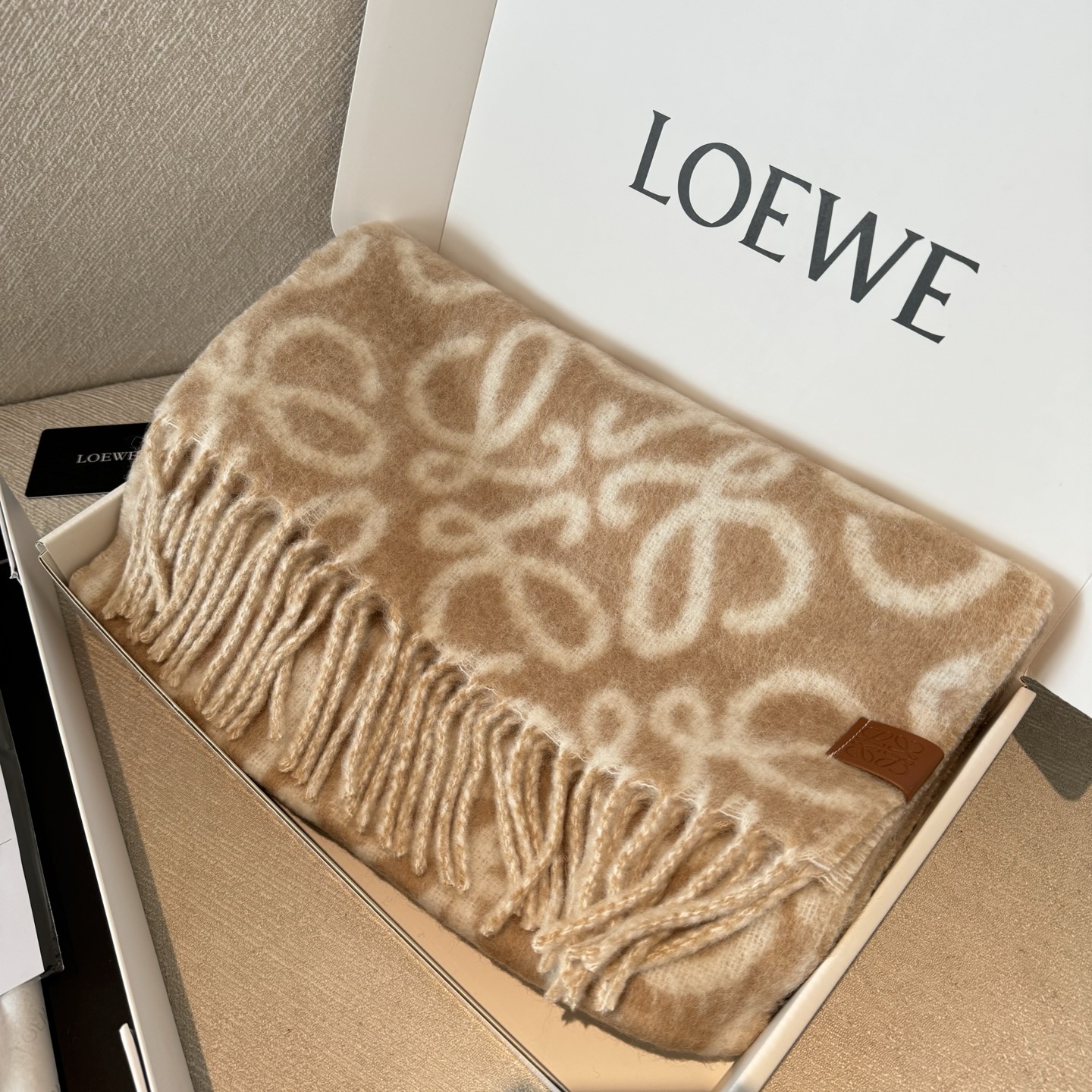 ‼️原版打版，历时一个月终于出大货啦‼️1:1复刻❗️2025年爆款到货！Loewe罗意威新品羊毛马海毛