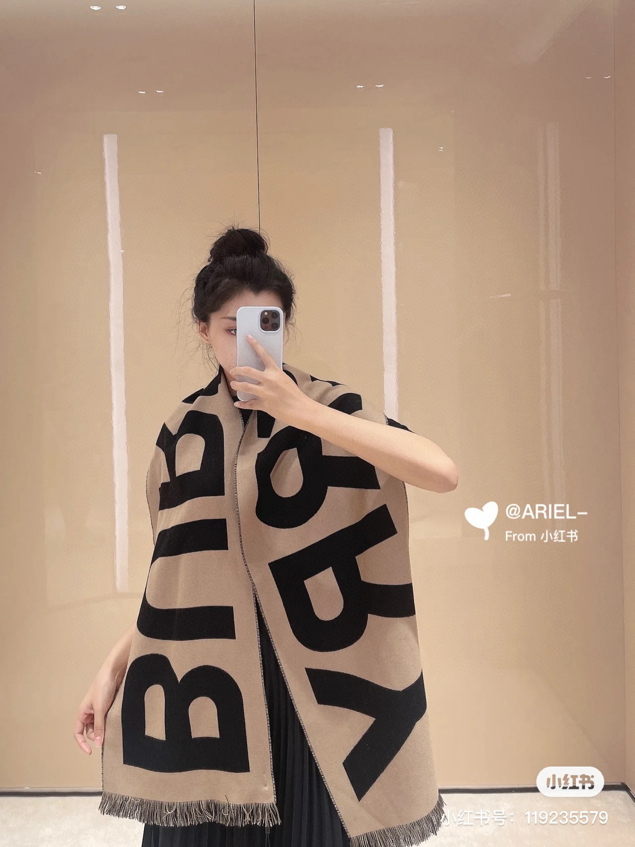 人手一条推荐！！！Burberry最新双面大字母围巾！！】超级推荐！！大字母Logo简约大牌！正反双色，