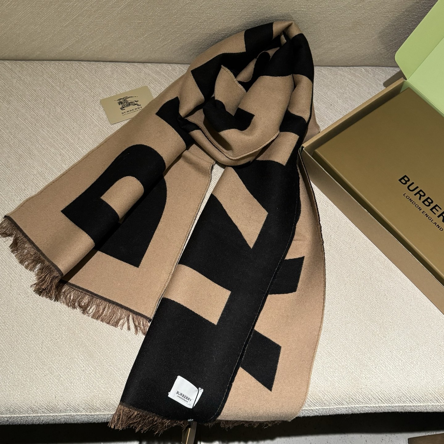 人手一条推荐！！！Burberry最新双面大字母围巾！！】超级推荐！！大字母Logo简约大牌！正反双色，