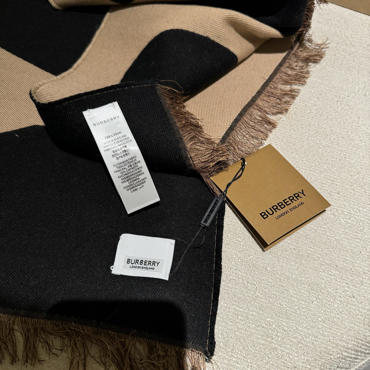 人手一条推荐！！！Burberry最新双面大字母围巾！！】超级推荐！！大字母Logo简约大牌！正反双色，