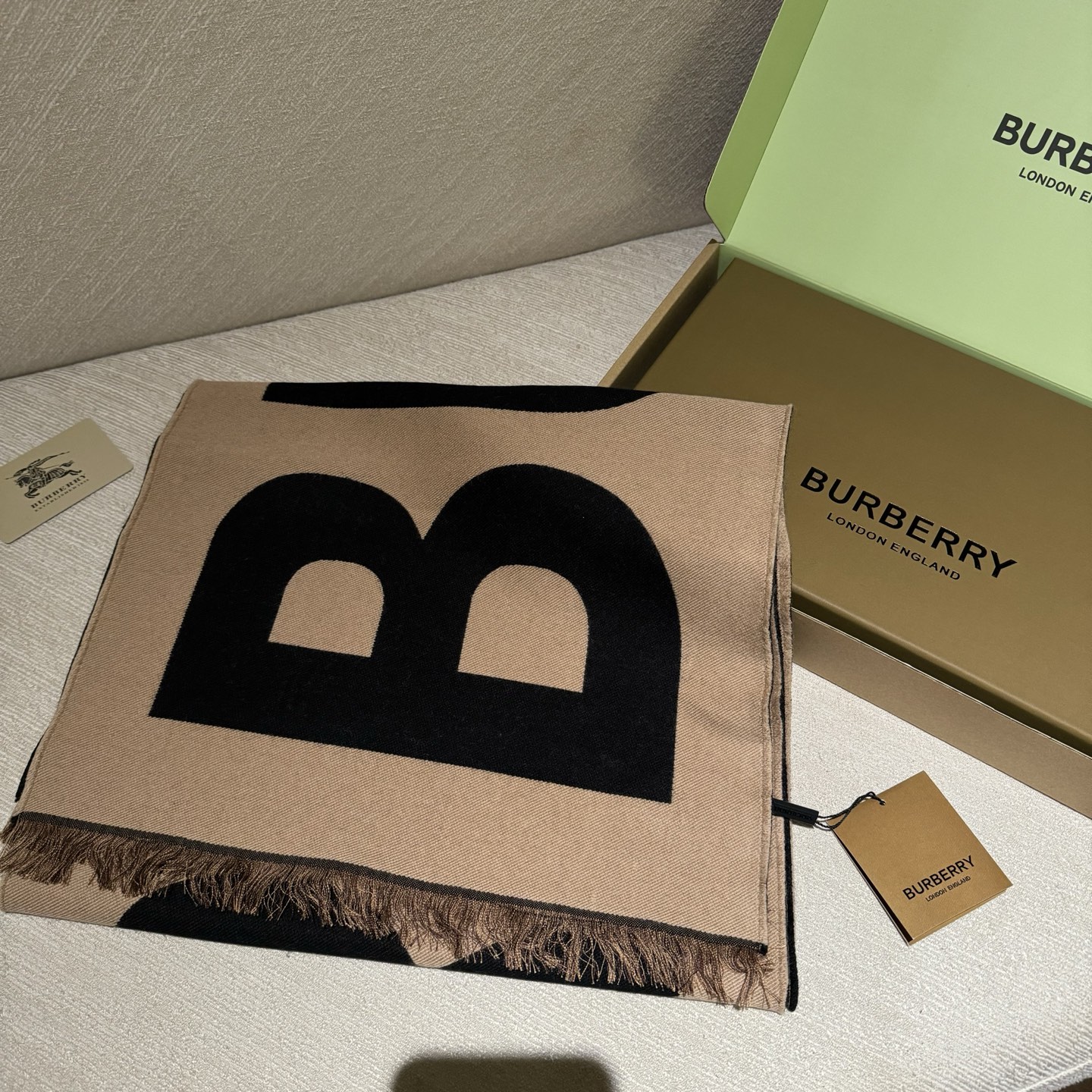 人手一条推荐！！！Burberry最新双面大字母围巾！！】超级推荐！！大字母Logo简约大牌！正反双色，