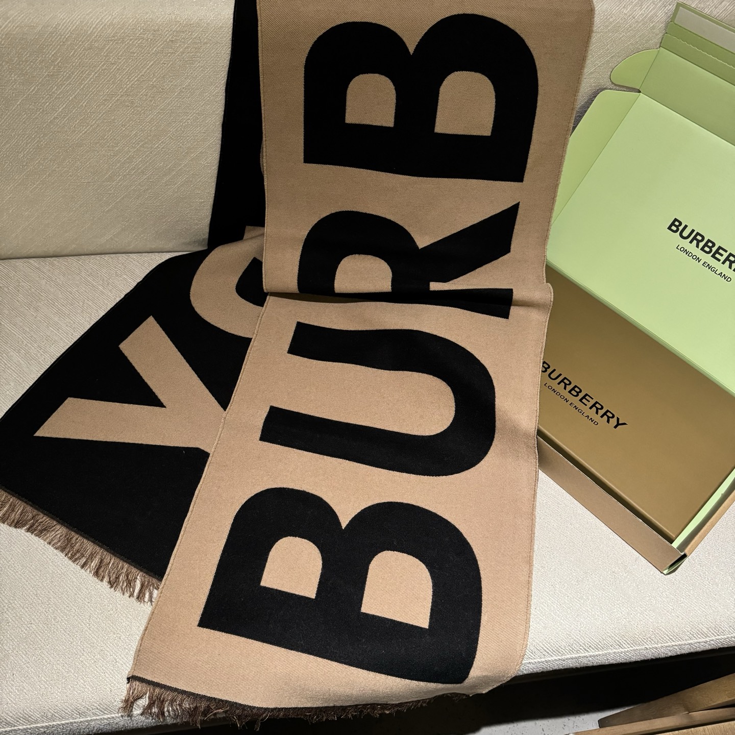 人手一条推荐！！！Burberry最新双面大字母围巾！！】超级推荐！！大字母Logo简约大牌！正反双色，