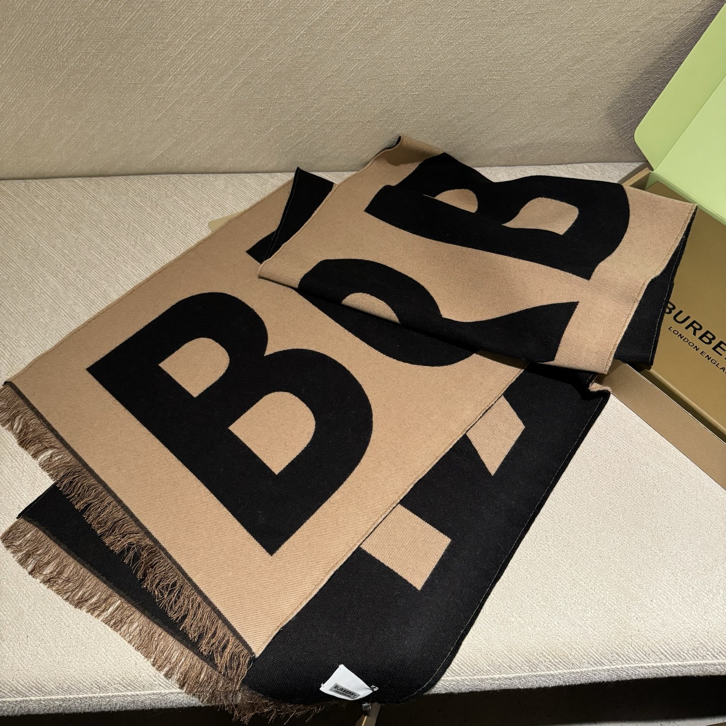 人手一条推荐！！！Burberry最新双面大字母围巾！！】超级推荐！！大字母Logo简约大牌！正反双色，