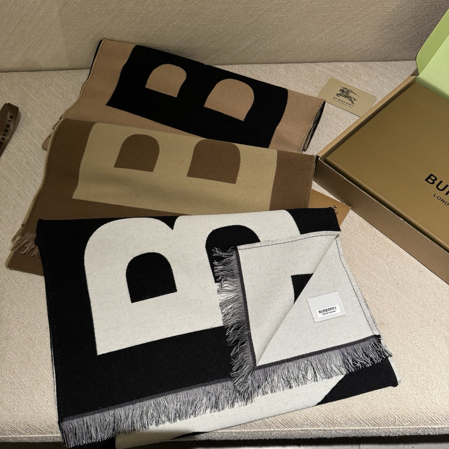 人手一条推荐！！！Burberry最新双面大字母围巾！！】超级推荐！！大字母Logo简约大牌！正反双色，