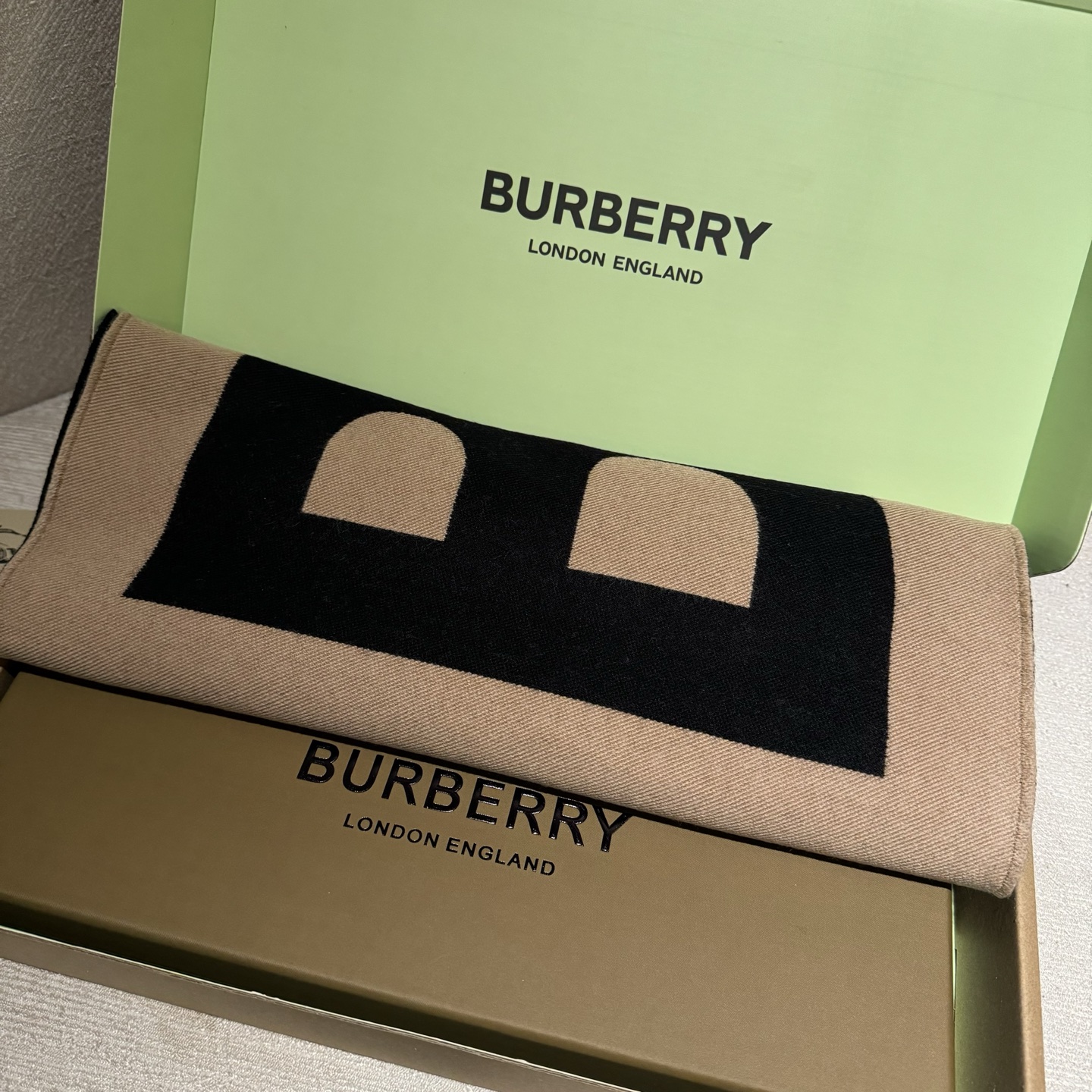 人手一条推荐！！！Burberry最新双面大字母围巾！！】超级推荐！！大字母Logo简约大牌！正反双色，