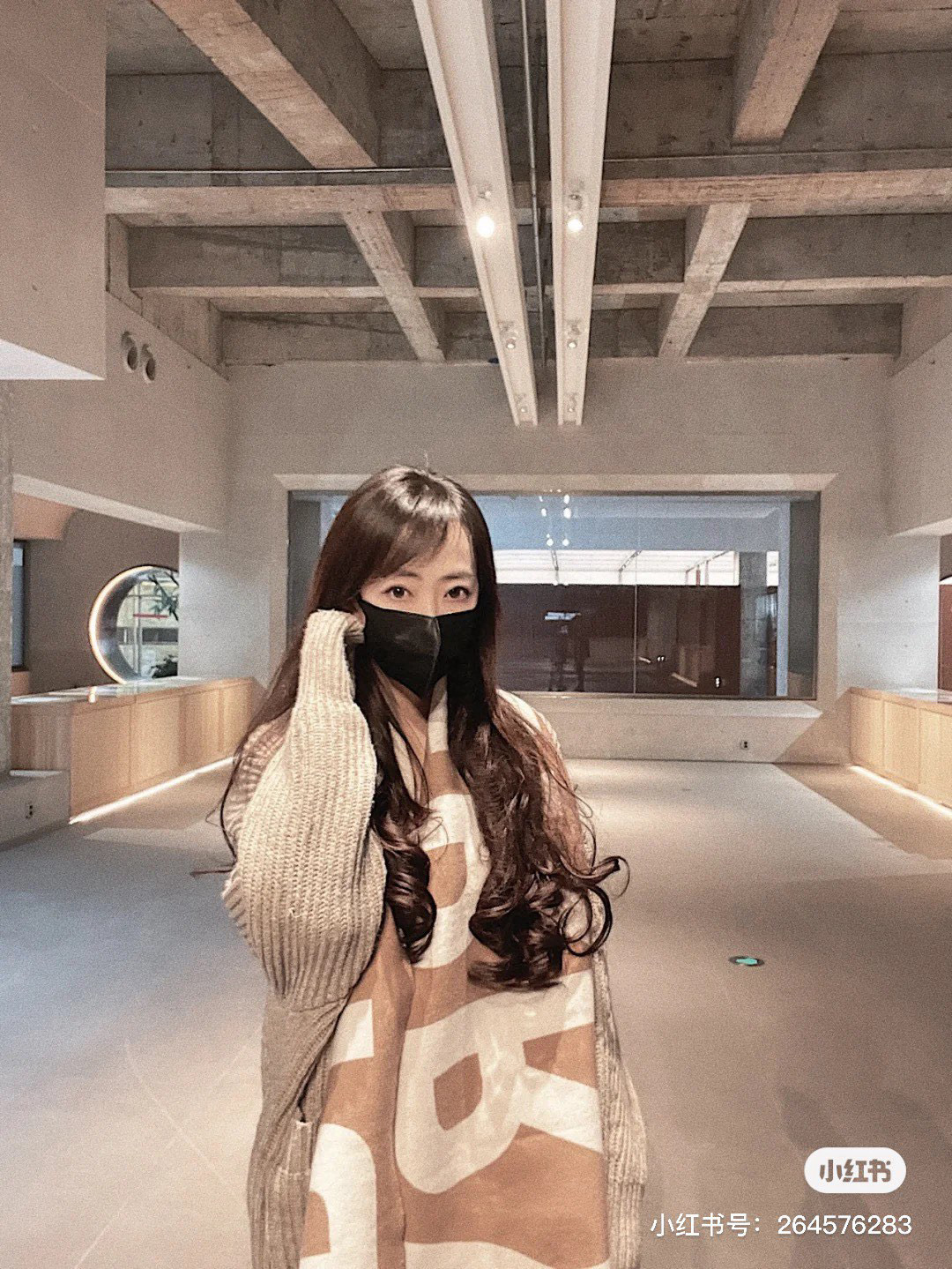 人手一条推荐！！！Burberry最新双面大字母围巾！！】超级推荐！！大字母Logo简约大牌！正反双色，