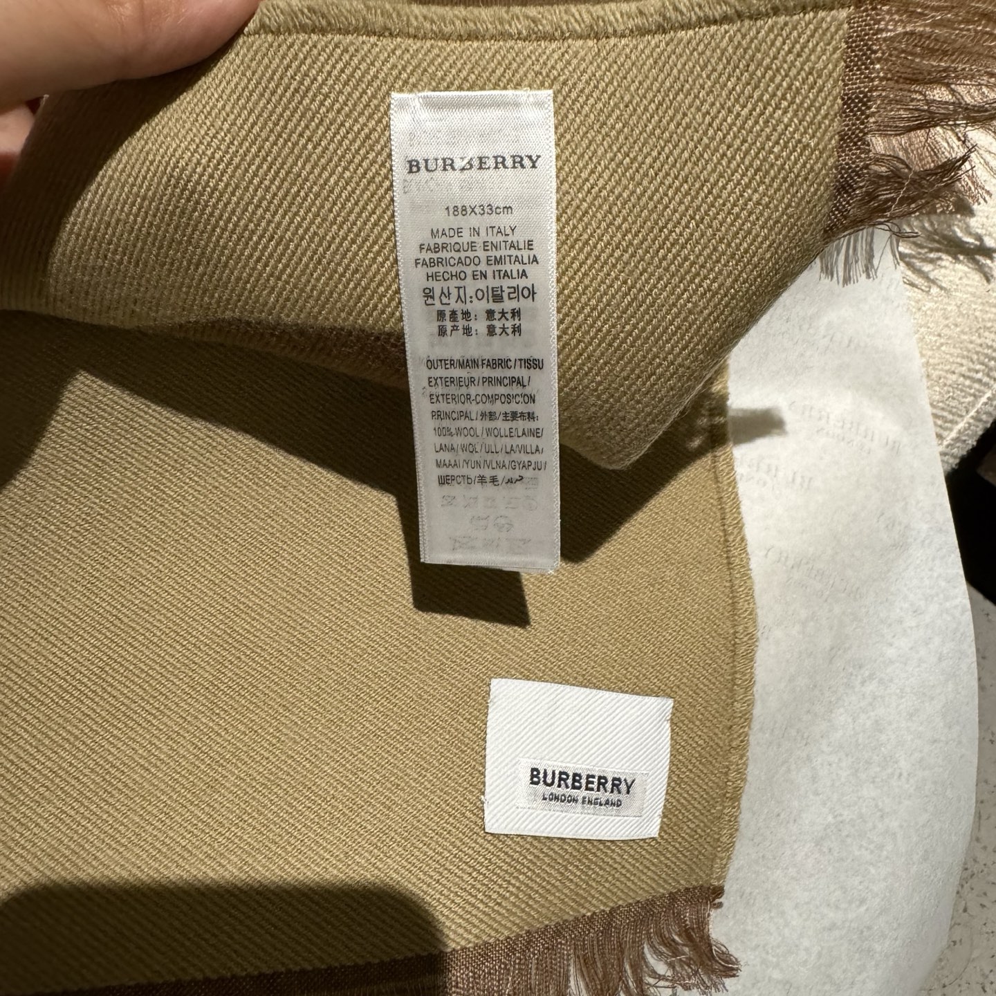 人手一条推荐！！！Burberry最新双面大字母围巾！！】超级推荐！！大字母Logo简约大牌！正反双色，