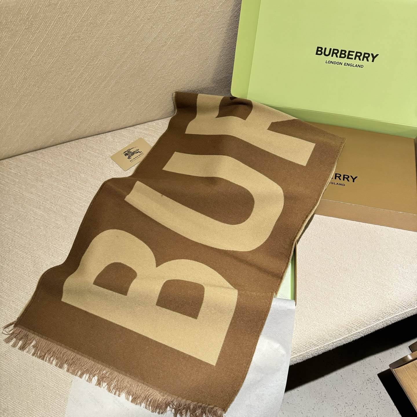 人手一条推荐！！！Burberry最新双面大字母围巾！！】超级推荐！！大字母Logo简约大牌！正反双色，