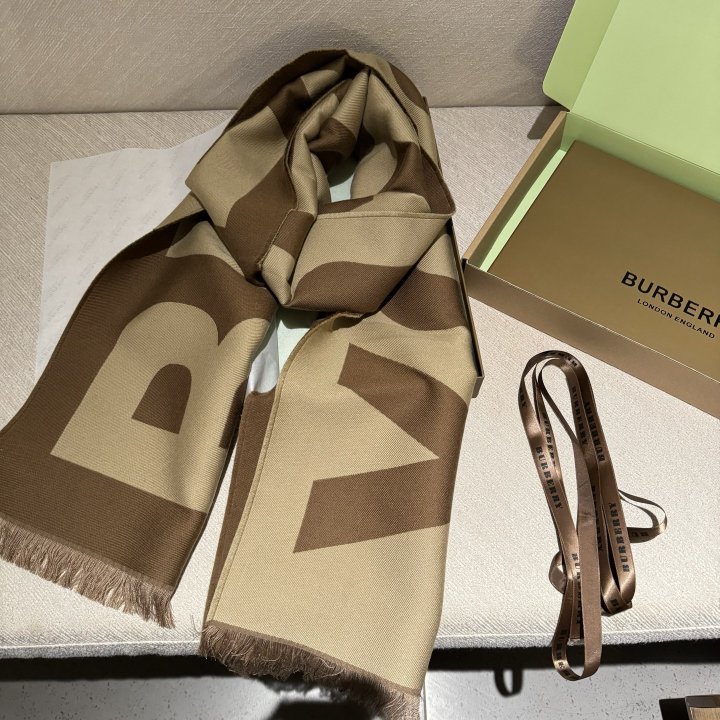 人手一条推荐！！！Burberry最新双面大字母围巾！！】超级推荐！！大字母Logo简约大牌！正反双色，