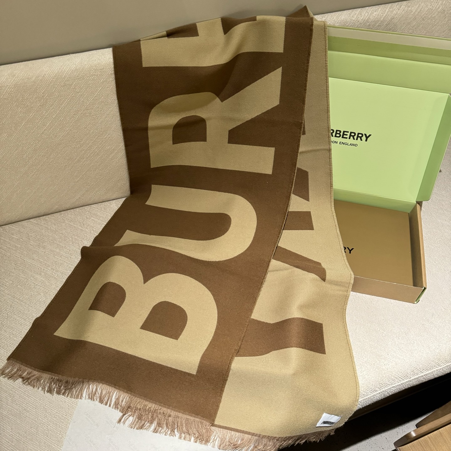 人手一条推荐！！！Burberry最新双面大字母围巾！！】超级推荐！！大字母Logo简约大牌！正反双色，