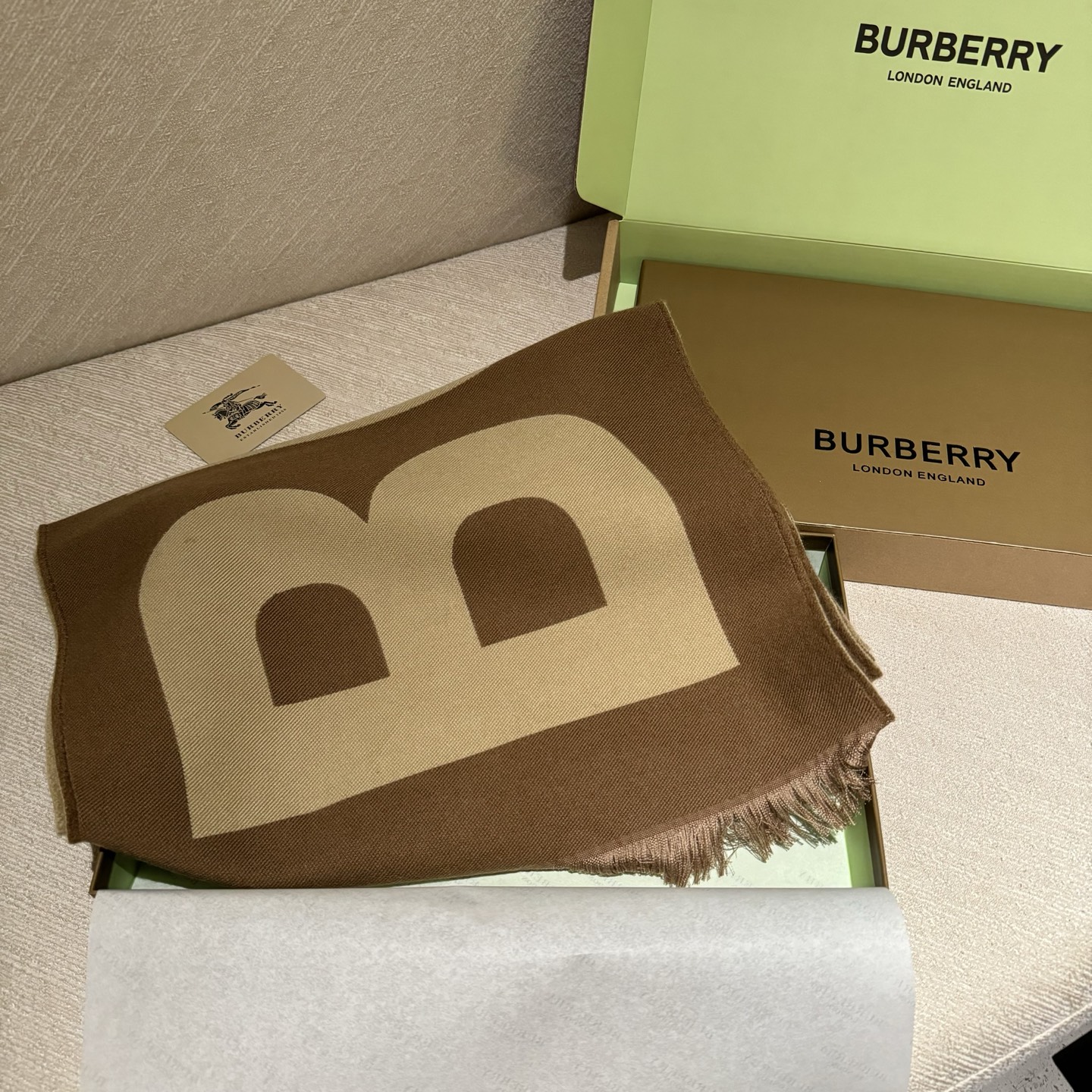 人手一条推荐！！！Burberry最新双面大字母围巾！！】超级推荐！！大字母Logo简约大牌！正反双色，