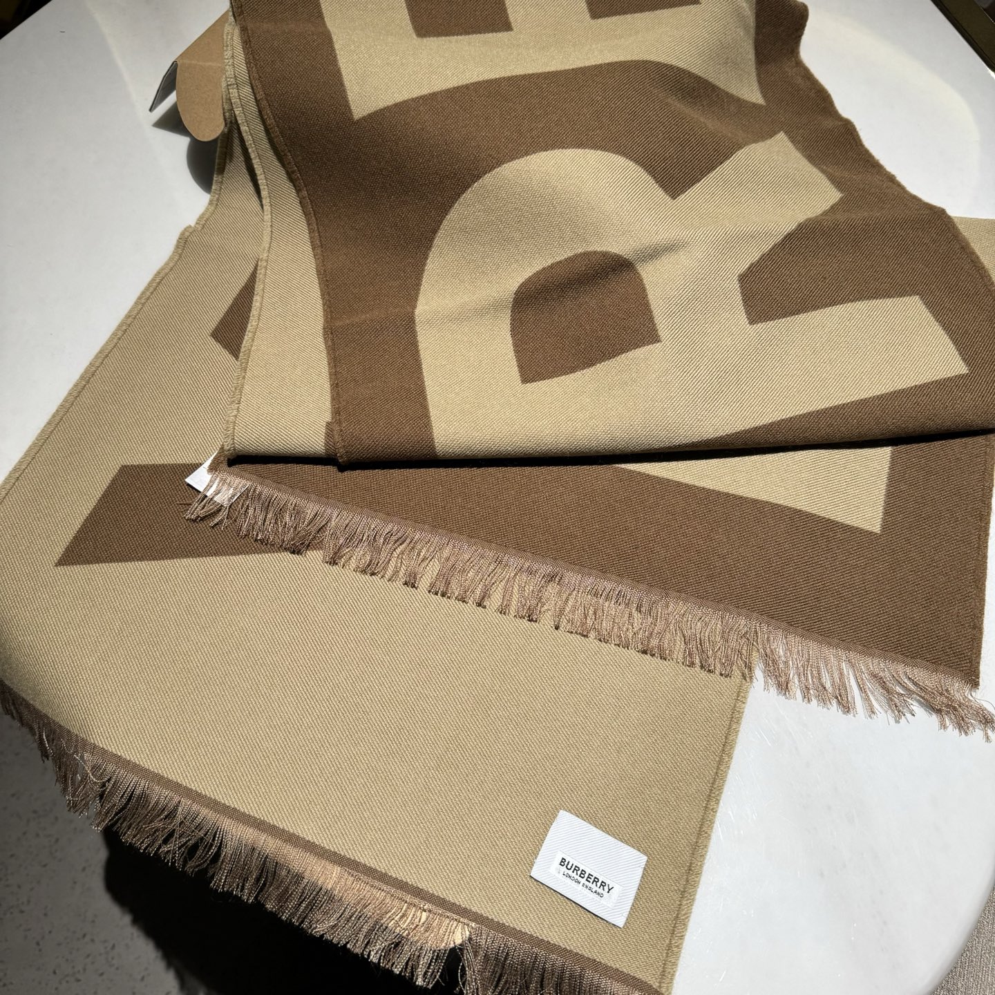 人手一条推荐！！！Burberry最新双面大字母围巾！！】超级推荐！！大字母Logo简约大牌！正反双色，