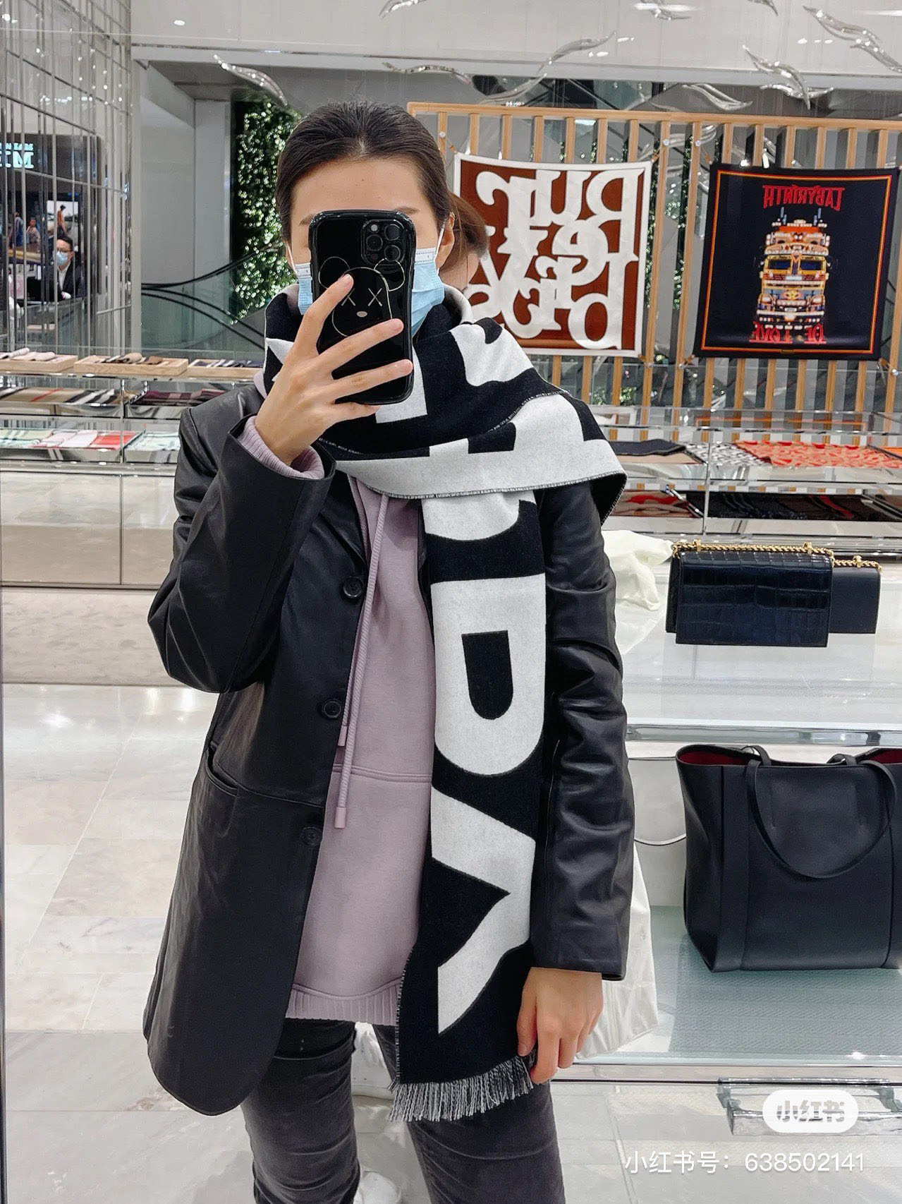 人手一条推荐！！！Burberry最新双面大字母围巾！！】超级推荐！！大字母Logo简约大牌！正反双色，