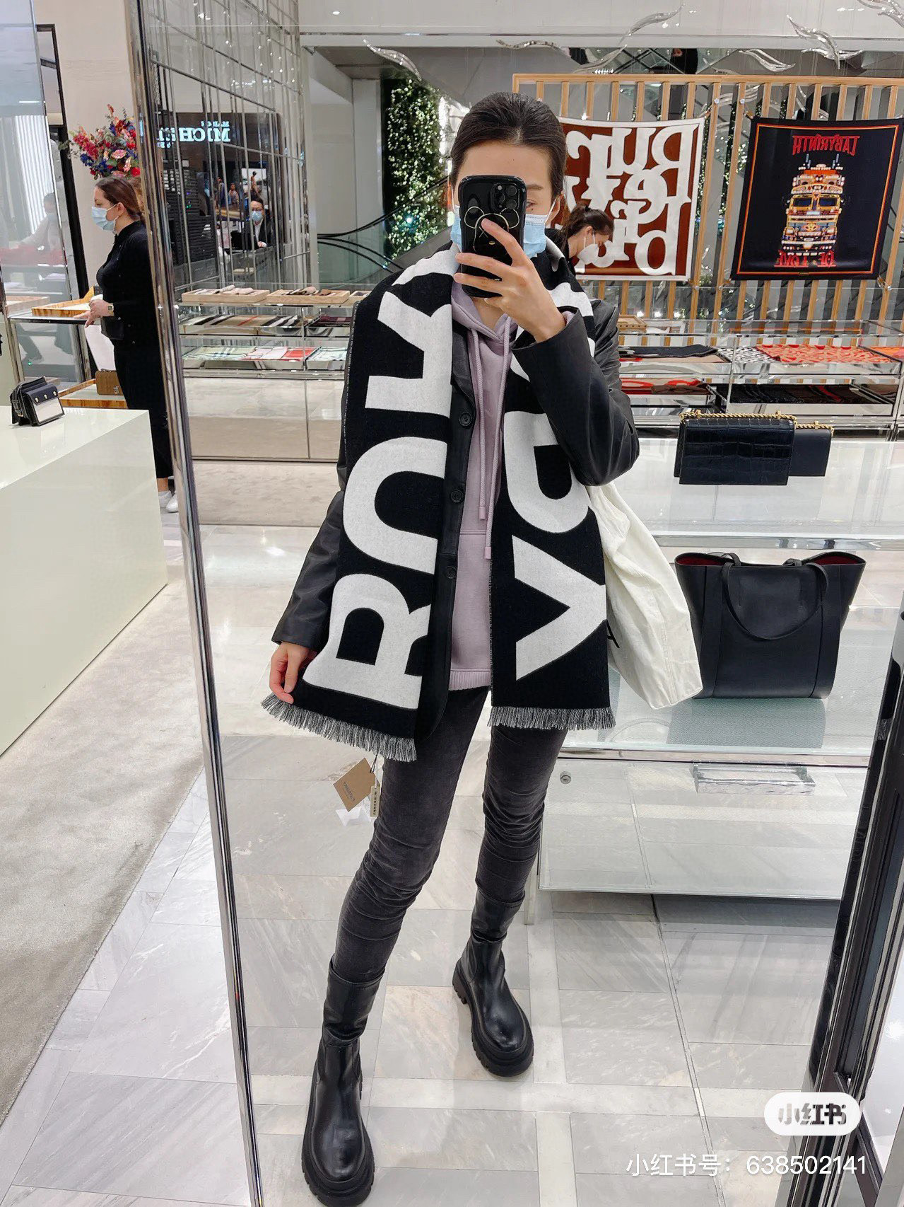 人手一条推荐！！！Burberry最新双面大字母围巾！！】超级推荐！！大字母Logo简约大牌！正反双色，