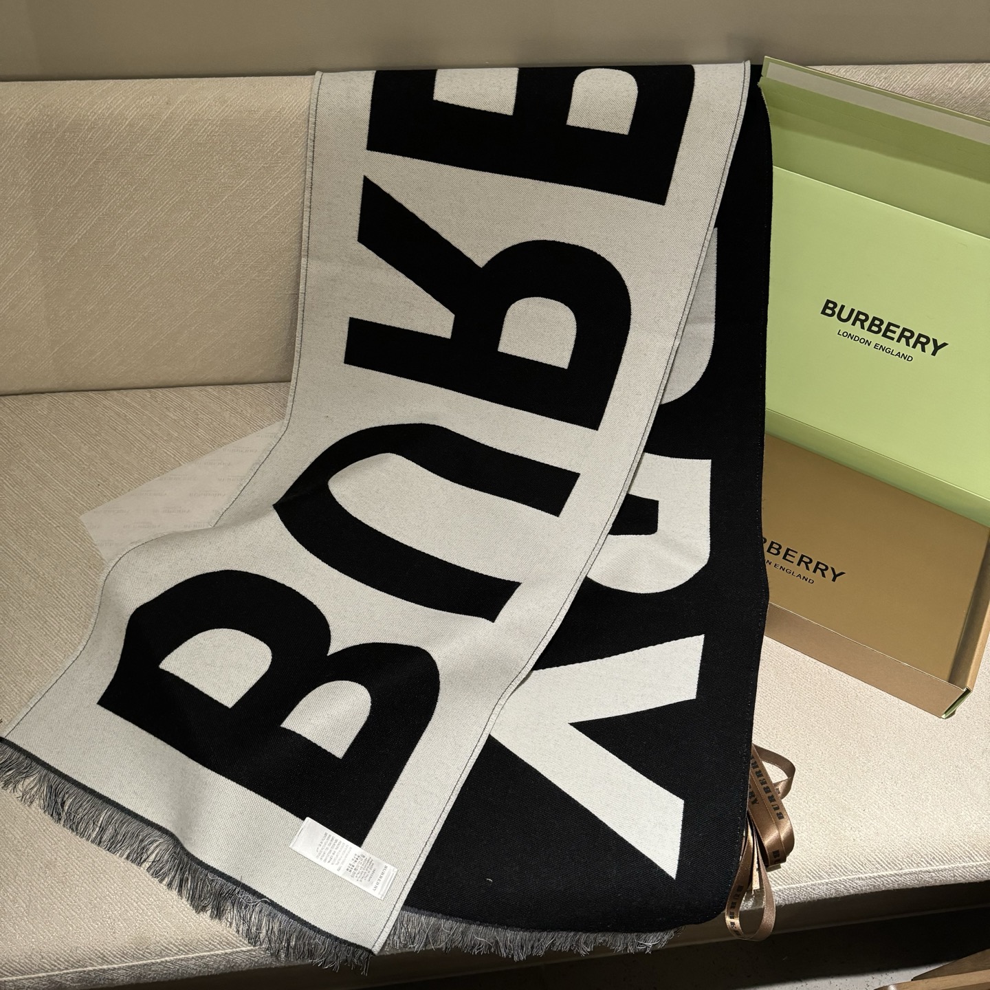 人手一条推荐！！！Burberry最新双面大字母围巾！！】超级推荐！！大字母Logo简约大牌！正反双色，