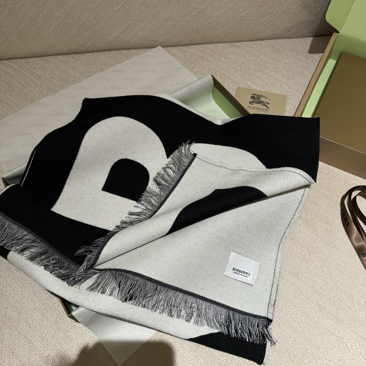 人手一条推荐！！！Burberry最新双面大字母围巾！！】超级推荐！！大字母Logo简约大牌！正反双色，