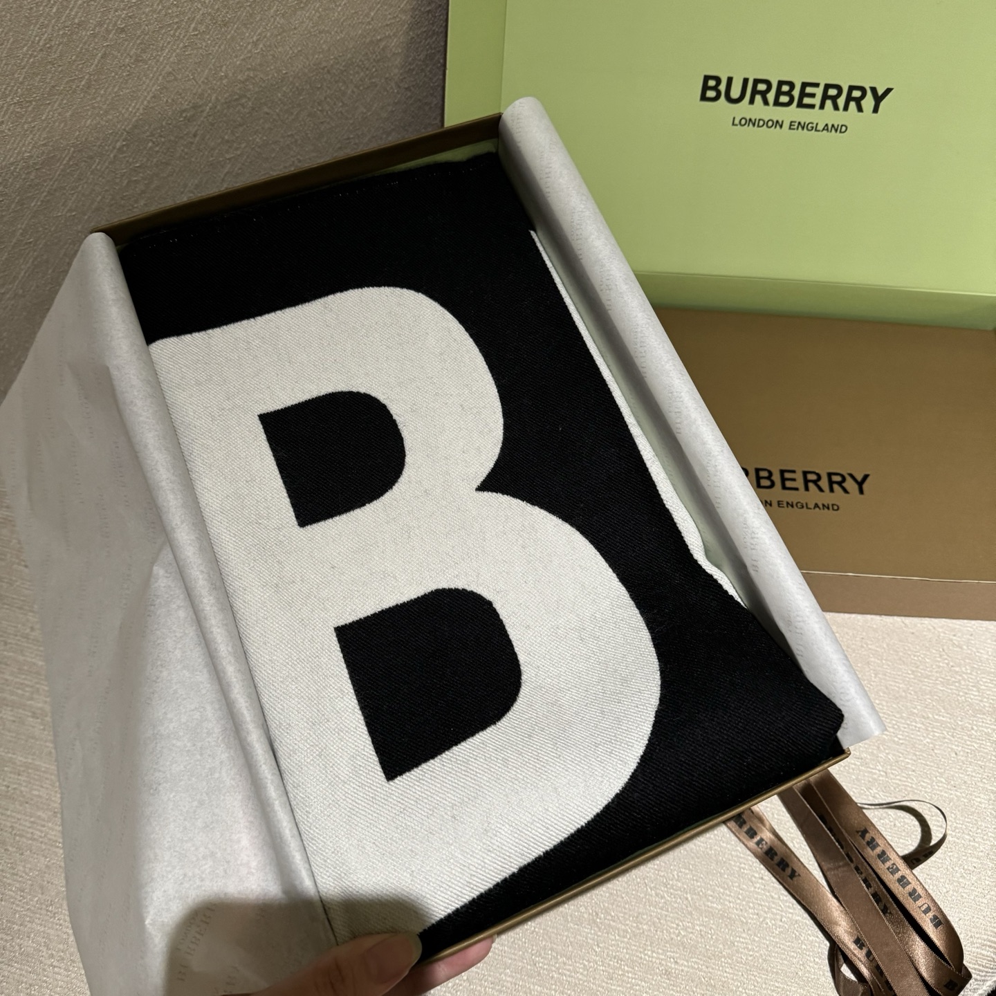 人手一条推荐！！！Burberry最新双面大字母围巾！！】超级推荐！！大字母Logo简约大牌！正反双色，
