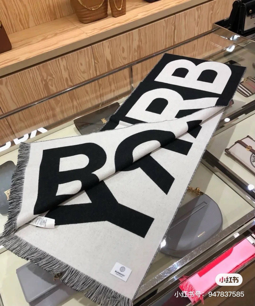 人手一条推荐！！！Burberry最新双面大字母围巾！！】超级推荐！！大字母Logo简约大牌！正反双色，