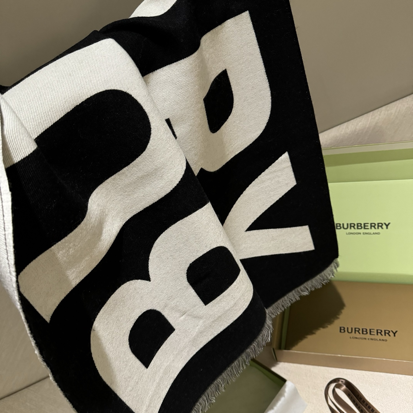 人手一条推荐！！！Burberry最新双面大字母围巾！！】超级推荐！！大字母Logo简约大牌！正反双色，