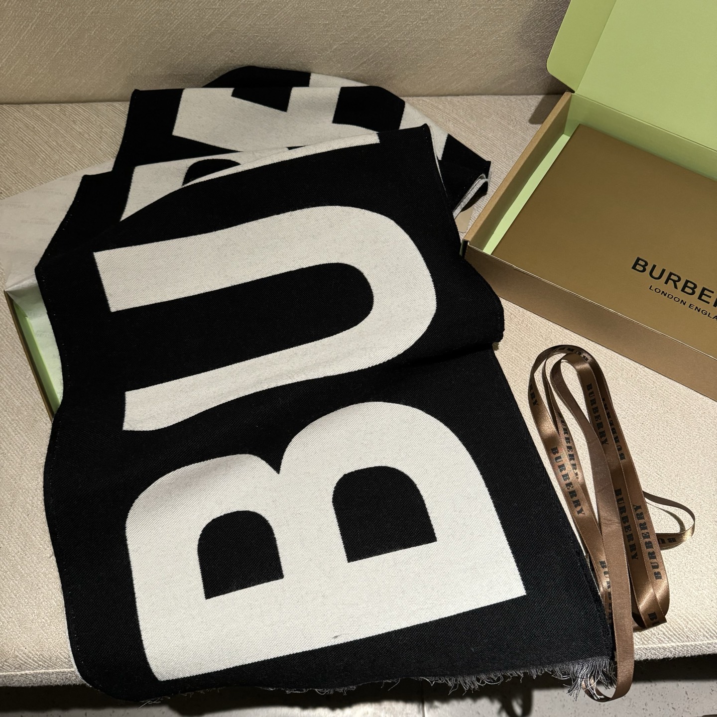 人手一条推荐！！！Burberry最新双面大字母围巾！！】超级推荐！！大字母Logo简约大牌！正反双色，