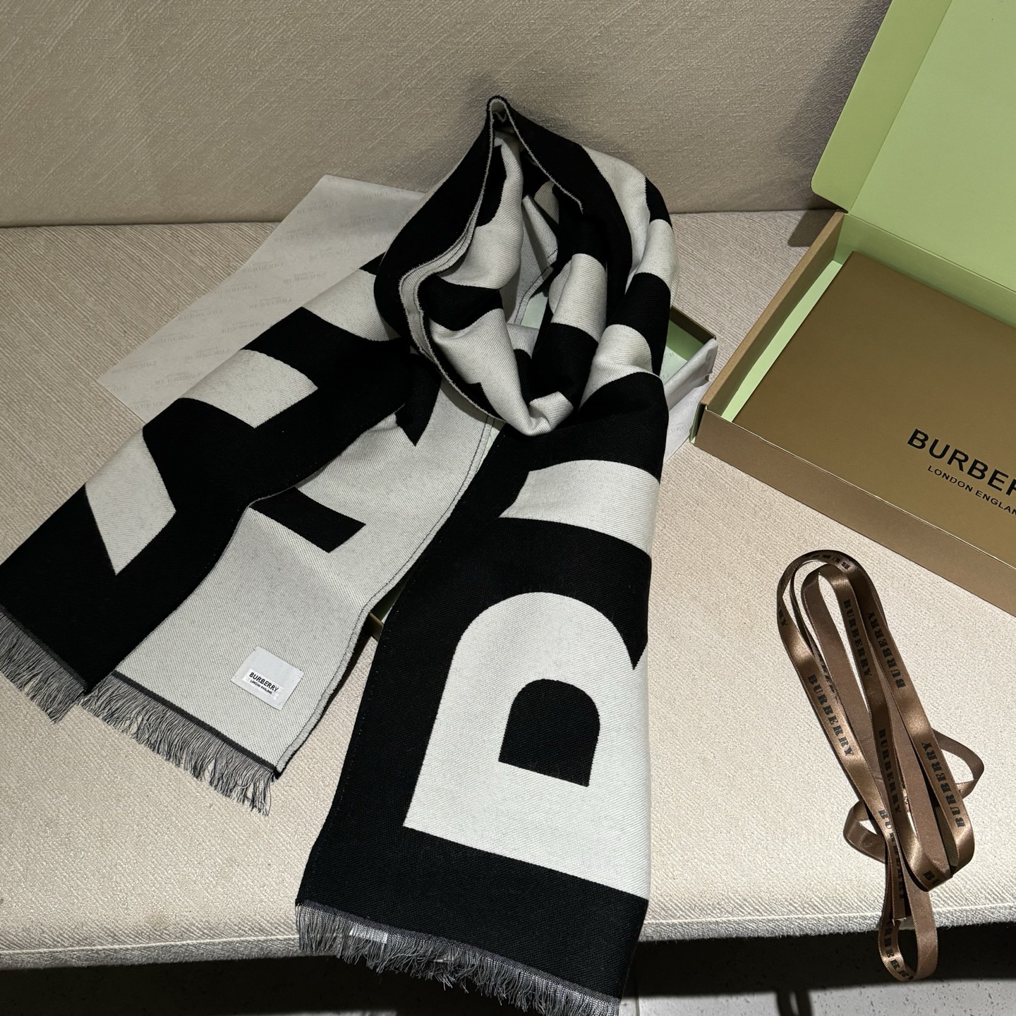 人手一条推荐！！！Burberry最新双面大字母围巾！！】超级推荐！！大字母Logo简约大牌！正反双色，