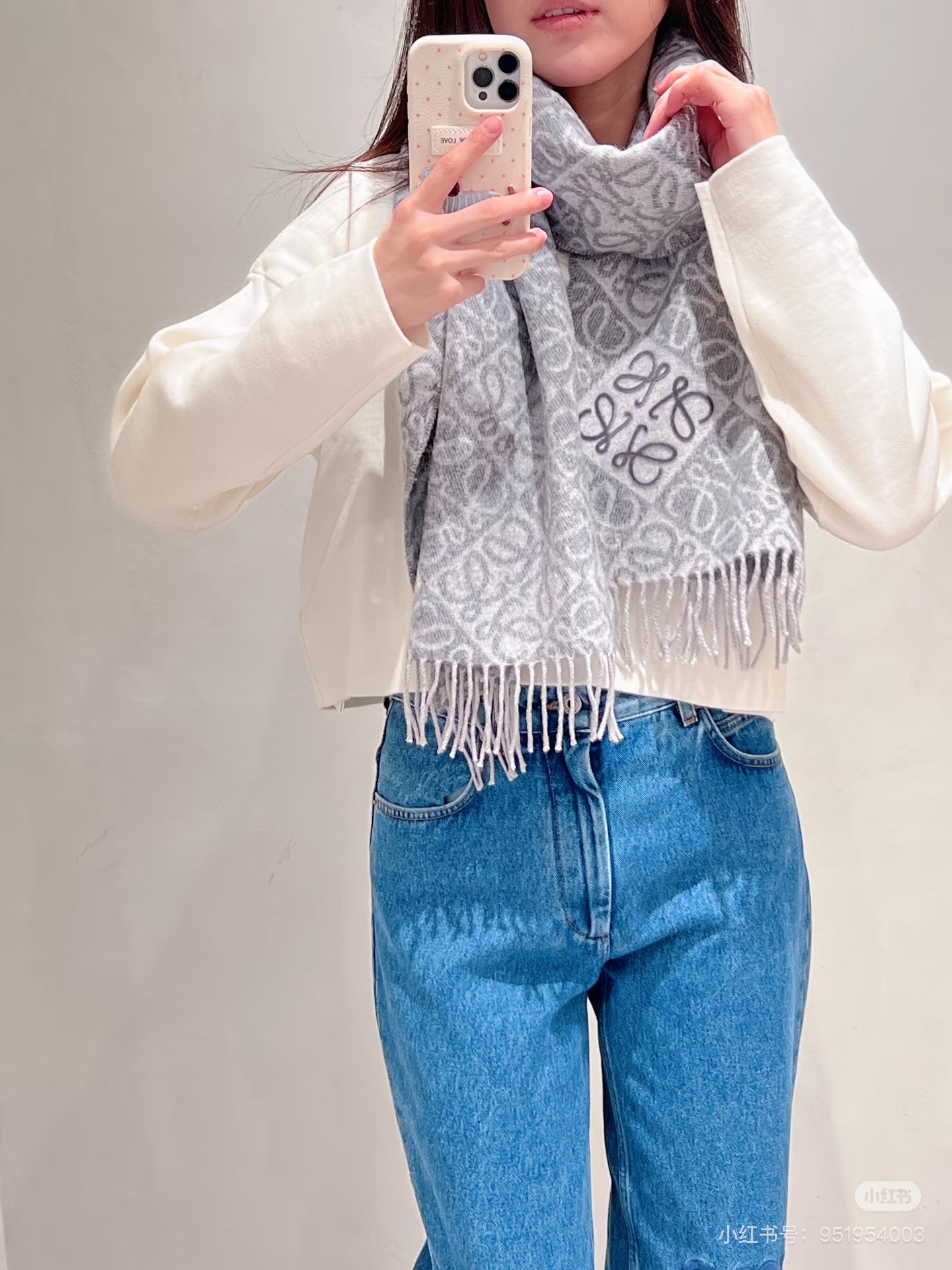简直了！罗意威新品围巾太火爆了2025秋冬新品围巾升级后的棋盘格也太精致好看了印有浮雕anagram经典