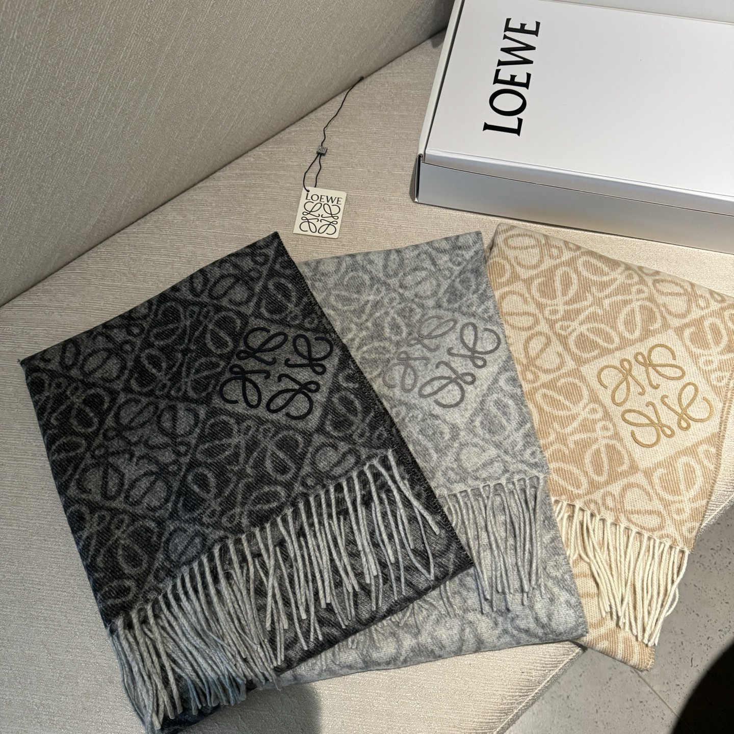 简直了！罗意威新品围巾太火爆了2025秋冬新品围巾升级后的棋盘格也太精致好看了印有浮雕anagram经典