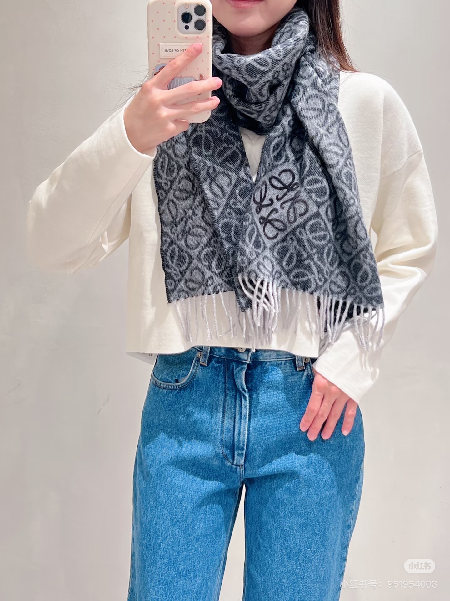 简直了！罗意威新品围巾太火爆了2025秋冬新品围巾升级后的棋盘格也太精致好看了印有浮雕anagram经典