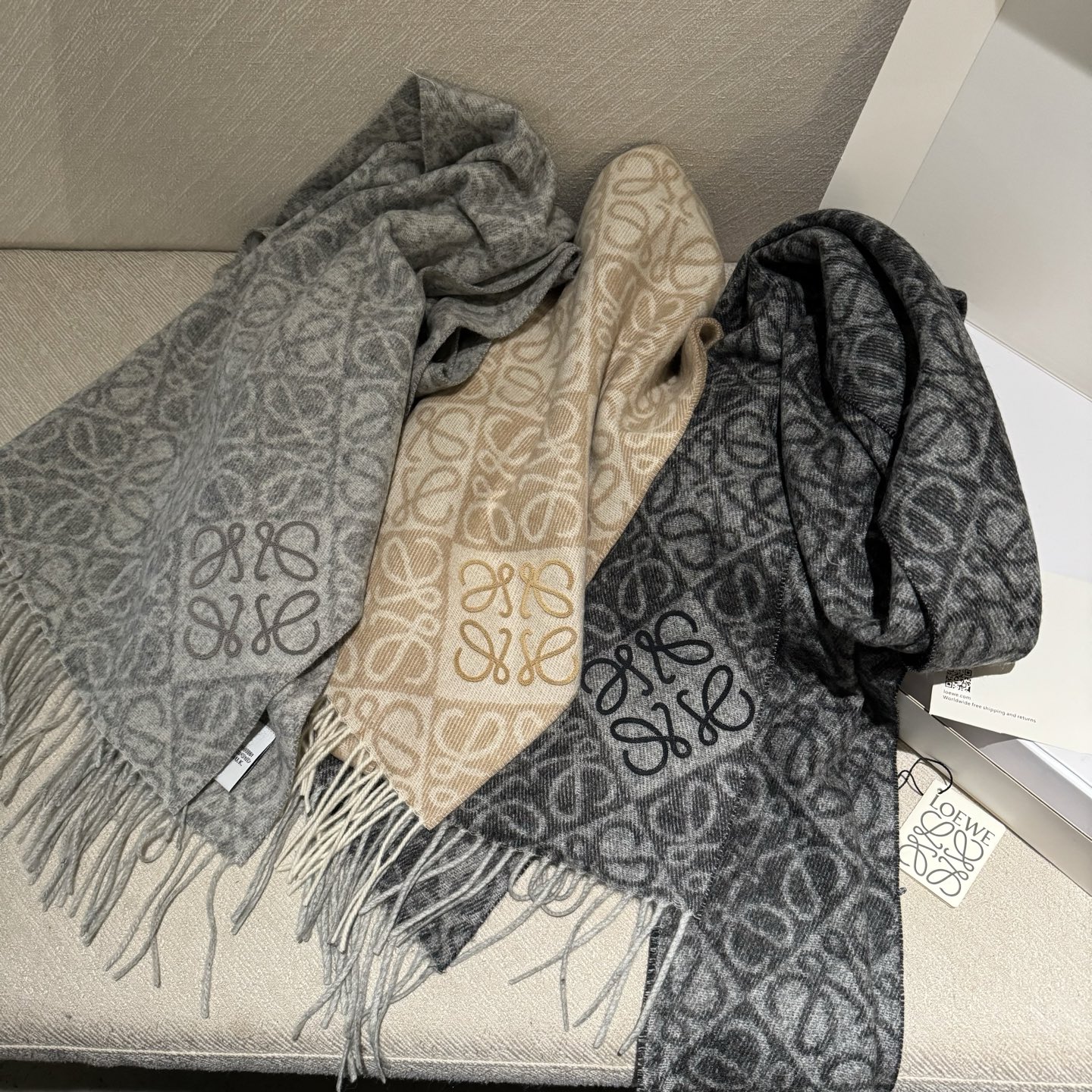 简直了！罗意威新品围巾太火爆了2025秋冬新品围巾升级后的棋盘格也太精致好看了印有浮雕anagram经典